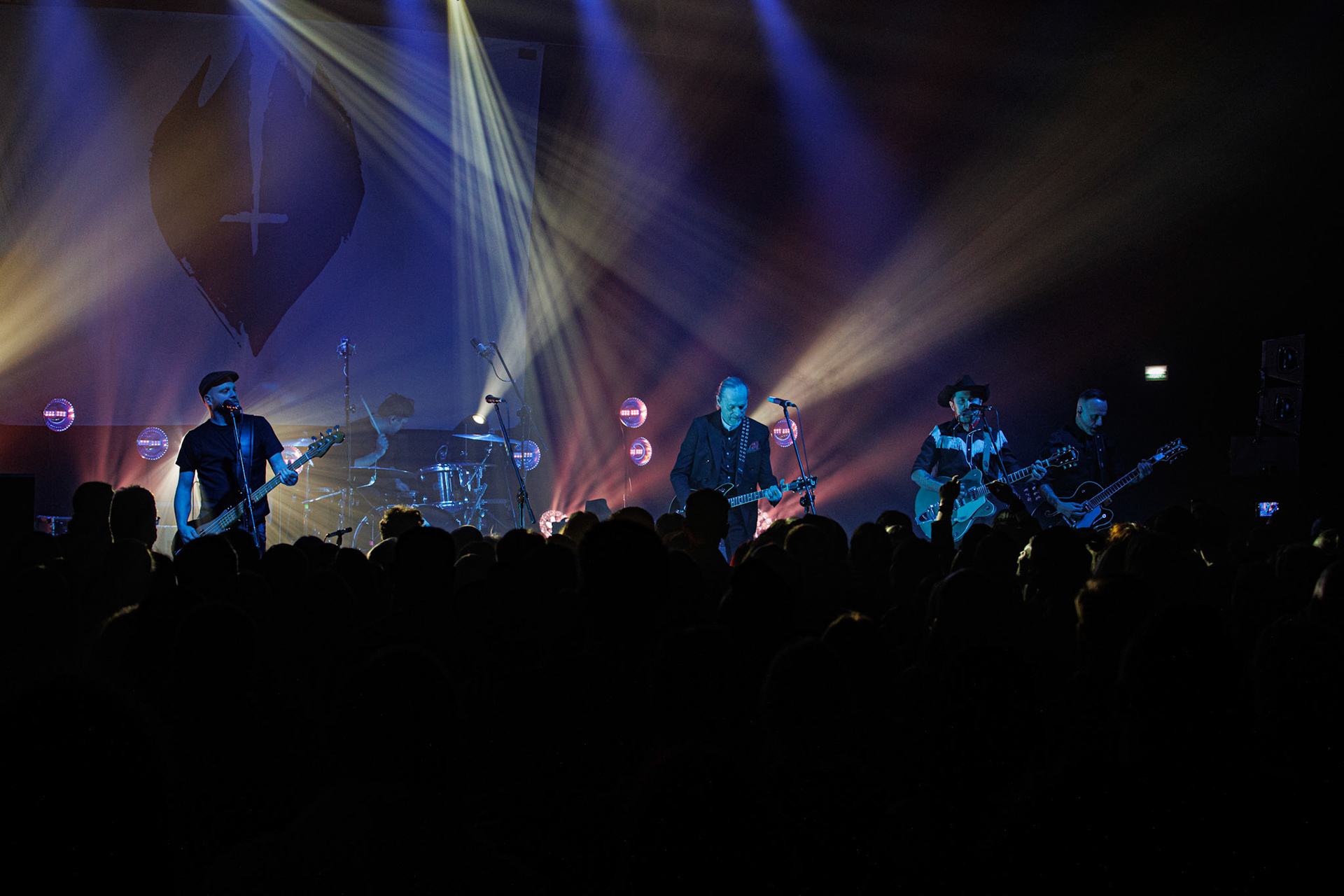 22.01.2022 koncert Me And That Man w Warszawie,Klub Progresja,n/z Adam Nergal Darski - gitara, wokal,n/z John Porter - gitara, wokal,n/z Lukasz Kumanski - perkusja,n/z Matteo Bassoli - bass, wokal,n/z Sasha Boole - gitara, wokal,Nergal znany jest z szerokich horyzontow muzycznych. Lider Behemoth nigdy nie kryl swojej sympatii do lzejszej, klimatycznej muzyki, spod znaku country, folku, bluesa. Dowodem jest zespol Me And That Man.Fot. Andrzej Wasilkiewicz/Reporter