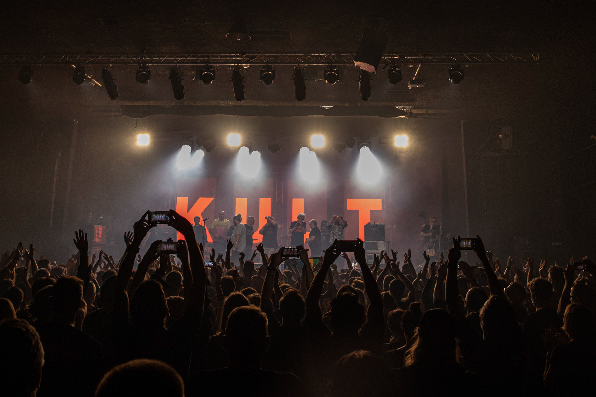 KULT - koncert Pomaranczowa Trasa 2021 - Warszawa Stodoła. 29 pazdziernika 2021. Kazik Staszewski wokal,Wojciech Jablonski gitara,Piotr Morawiec gitara,Ireneusz Werenski bas,Tomasz Goehs perkusja,Konrad Wantrych klawisze,Janusz Zdunek trabka,Mariusz Godzina saksofony,Jarosław Wazny puzon,Jan ”Janusz” Staszewski wokal,Rock, rock progresywny, rock alternatywny, punk, nowa fala, polski rock.fot. Andrzej kaziq Wasilkiewicz/Reporter