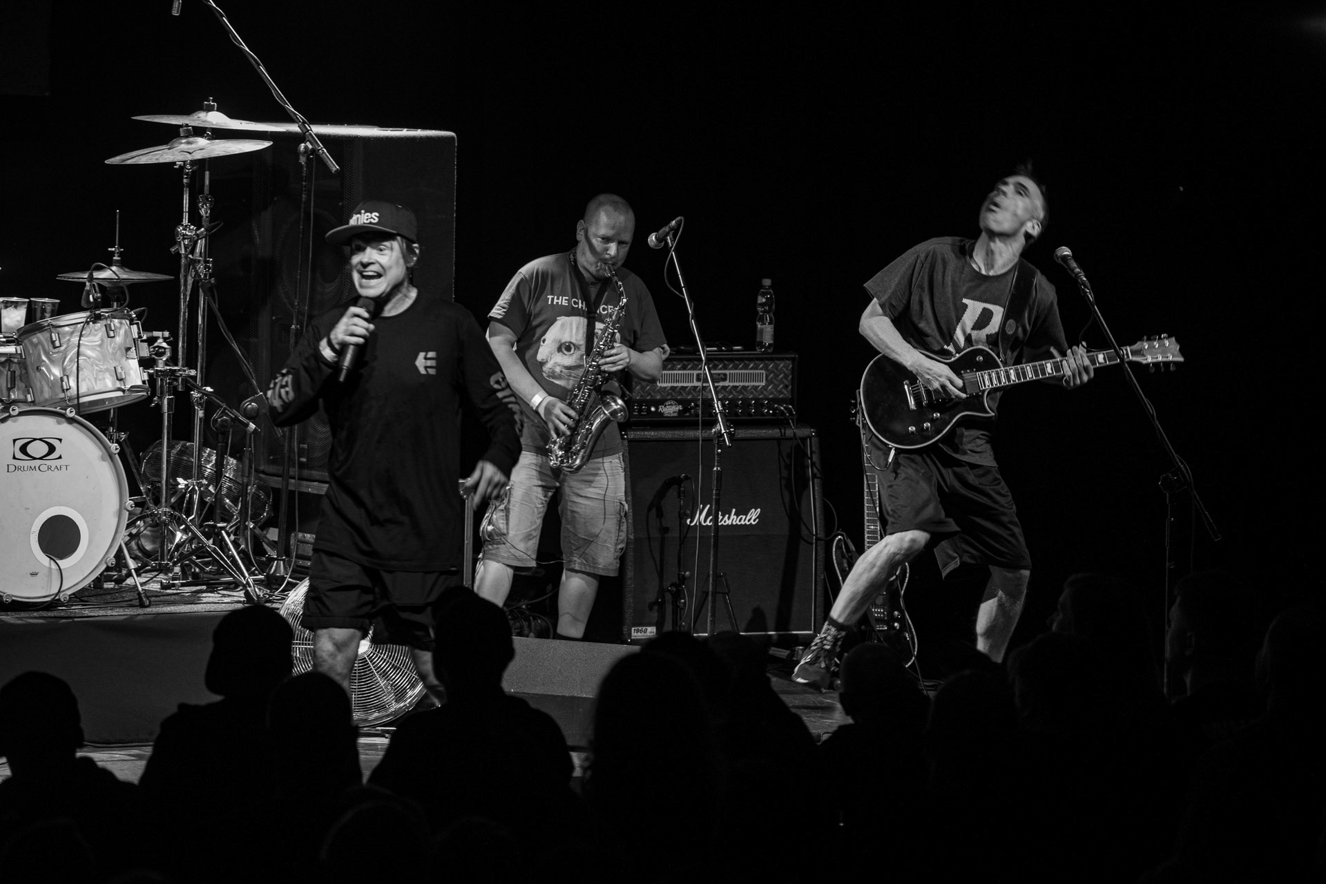 30.11.2021 koncert Dog Eat Dog - USA - hardcore, punkrock, rap, metal, hip hop, reggae, soul, funk,n/z Dave Neabore (bass), n/z John Connor (vocals), n/z Brandon Finley (drums), n/z Roger Hammerli (guitar),n/z Bozez (sax &amp; beer),koncert Warszawa, Progresja 25 lat albumu Play Games -  Dog Eat Dog.fot. Andrzej Wasilkiewicz/Reporter