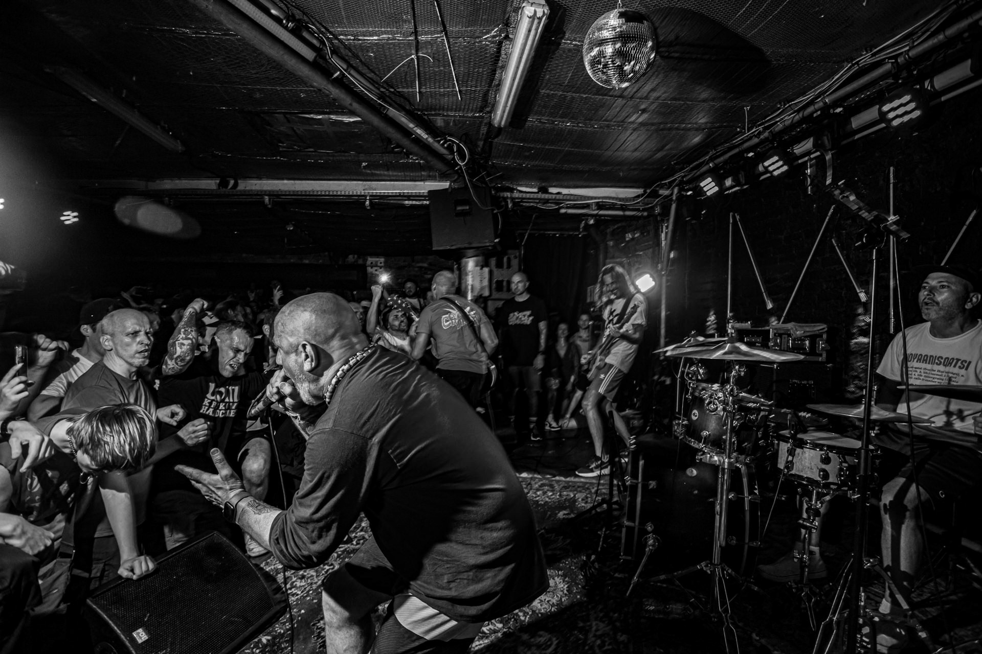 26.07.2022 Youth of Today to założony w 1985 roku hardcore punk’owy zespół, który miał znaczący wpływ na odświeżenie i rozwój sceny Straight Edge w drugiej połowie lat 80. XX wieku. Założycielami grupy są wokalista Ray Cappo oraz gitarzysta John Porcelly, którzy występowali wcześniej w Violent Children. Youth of Today ma na swoim koncie 5 wydawnictw, z czego takie płyty jak „Can’t Close My Eyes”, „Break Down the Walls” czy „We Are Not in This Alone” uważane są za jedne z najważniejszych w historii gatunku. Działalność zespołu została zawieszona w 1990 roku, a Cappo i Porcelly skupili się na bardziej melodyjnych projektach: krishnacore’owym Shelter oraz Better Than a Thousand. Grupa reaktywowała się w 2003 roku i od tamtego czasu sporadycznie występuję na całym świecie. Youth of Today bez wątpienia jest inspiracją dla wielu zespołów. Kapela odegrała kluczową rolę w tworzeniu hardcore’owej subkultury „Youth Crew” opowiadającej i rozwijającej się w myśl zasadom Straight Edge oraz wegetarianizmu. Warszawski koncert w Hydrozagadce. Produkcja WiniaryBookings. fot. Andrzej Wasilkiewicz/kaziq.com