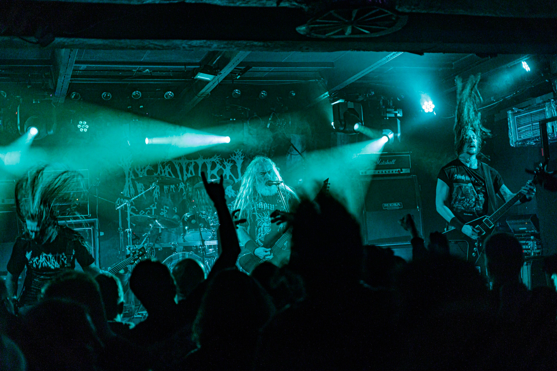 21.10.2022 - 𝗜𝗡𝗖𝗔𝗡𝗧𝗔𝗧𝗜𝗢𝗡 - amerykanski death metal w warszawskiej Proximie.Morderczy death metal na maksymalnie niskim stroju, halasie i chaosie nigdy nie stracil na sile - niezaleznie czy mowimy o swietnej nowej plcie, czy o kultowych strzalach rzedu "Onward to Golgotha". Sklad dowodzony przez Johna McEntee nigdy nie pudluje - na zywo rowniez.John McEntee - gitara, wokal, Kyle Severn - perkusja Alex Bouks - gitara,Chuck Sherwood - gitara basowa,Death metal, Black metal, Metal, Death-doom, Produkcja Knock Out Productions,fot. Andrzej Wasilkiewicz/Reporter