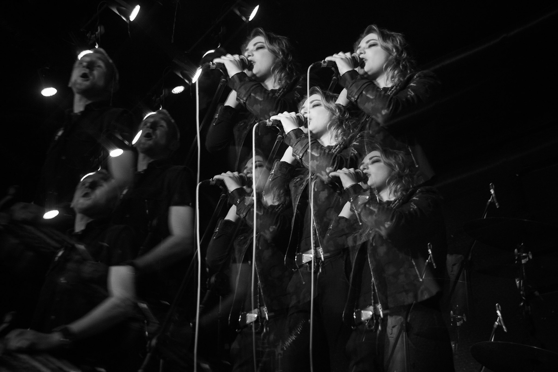 Żywiołak - biometal, folk, ethno sound,
Robert Jaworski - fidel renesansowa, wokal, lira korbowa,
Kamil Strzyżewski - gitara basowa, lutnia,
Wiktoria Kwiatkowska - śpiew, 
Zuza Ciszewska - śpiew, skrzypce,
Michał Lange - perkusja,
Szyszka Leśna - skrzypce ,wokal wspomagający,
Warszawa, klub Potok Drugi Dom Ludzi Rocka,
fot. Andrzej kaziq Wasilkiewicz