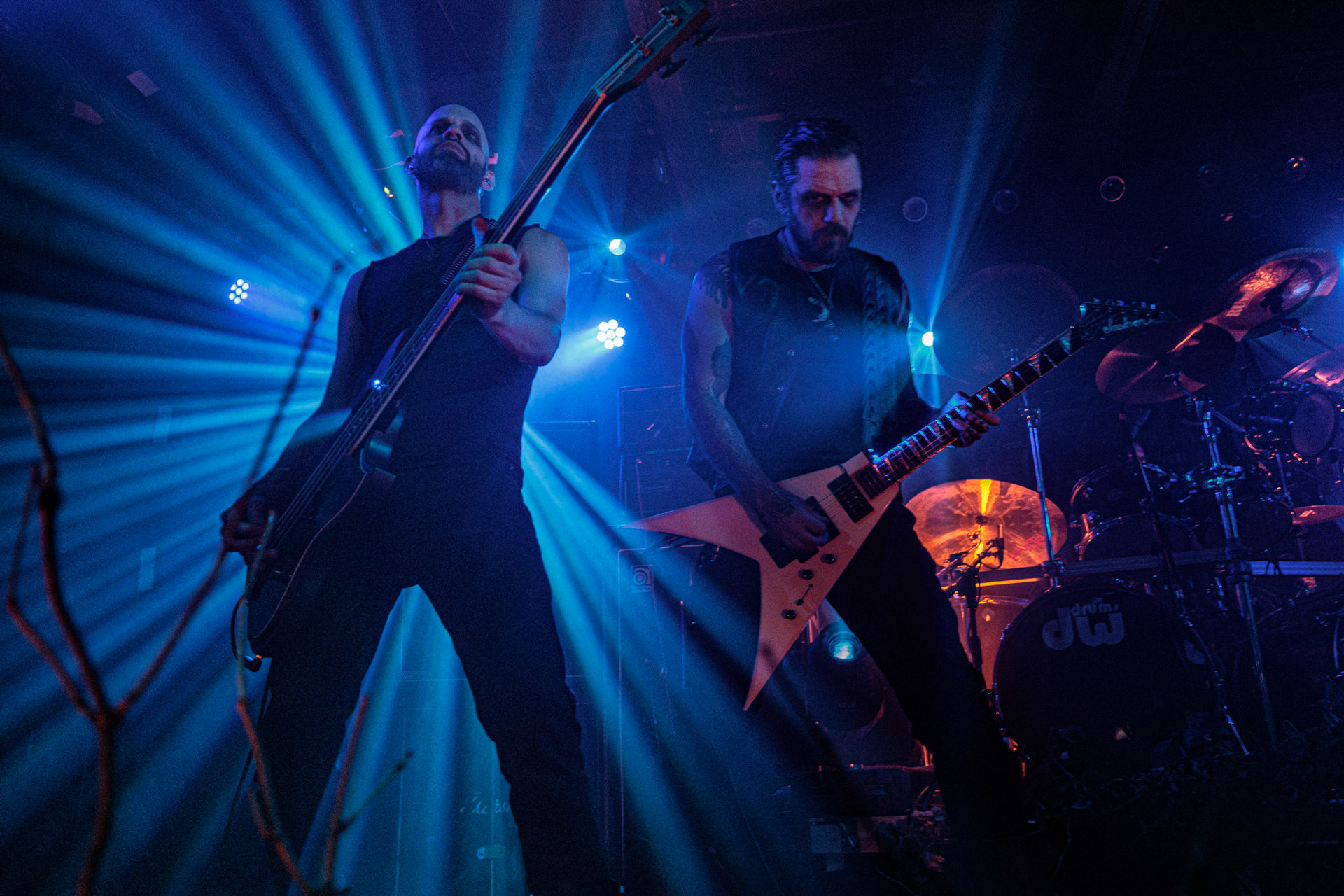 21.10.2022 𝗪𝗢𝗟𝗩𝗘𝗦 𝗜𝗡 𝗧𝗛𝗘 𝗧𝗛𝗥𝗢𝗡𝗘 𝗥𝗢𝗢𝗠 - klimatyczny black metal,  zespół braci Nathana i Aarona Weaverow. Powstal w 2002 roku w Olympia w stanie Waszyngton.  W amerykanskim sercu natury, gor, lasow i jezior, przyroda przeklada sie na atmosfere muzyki WITTR, w ktorej poza blackowymi, jest miejsce na elementy transowe i ambientowe. Wolves In The Throne Room gra bez makijazy, bez kapturow i masek, przy swietle plomieni, co tworzy aure swoistego muzycznego rytualu. Nathan Weaver – guitar, lead vocals,Aaron Weaver – drums, bass, synthesizers,Kody Keyworth – guitar, vocals, Produkcja Knock Out Productions,fot. Andrzej Wasilkiewicz/Reporter