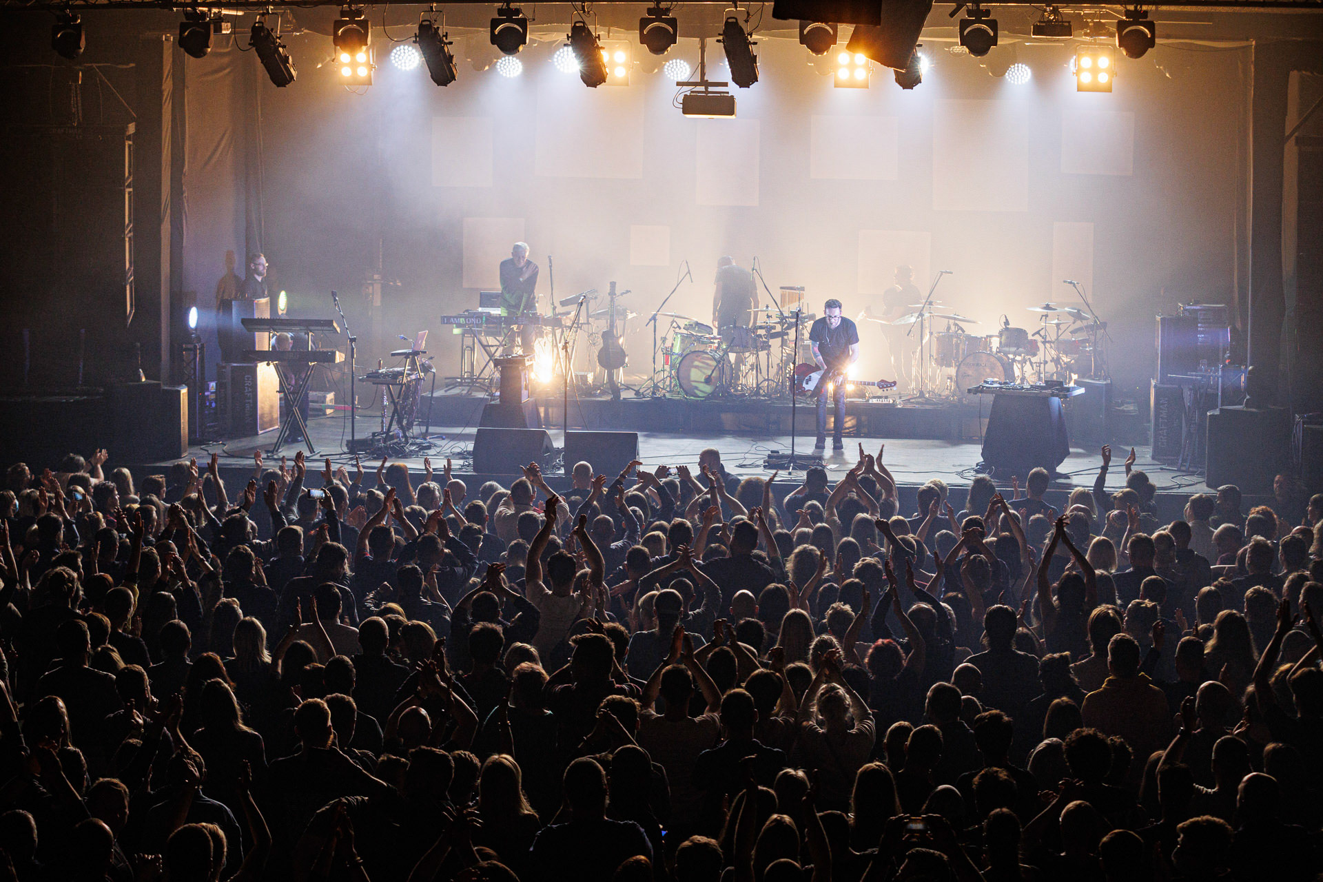 Lao Che - „Trasa Pozegnalna - No to Che”  17.11.2021 Warszawa klub Stodola.n/z Hubert „Spiety” Dobaczewski – wokal, gitara rytmiczna,n/z Rafal „Zubr” Borycki – gitara basowa,n/z Karol Gola – saksofon barytonowy, flet, instrumenty klawiszowe,n/z Filip „Wieza” Rozanski – instrumenty klawiszowe,n/z Mariusz „Denat” Denst – sampler, animacjan/z Michal „Dimon” Jastrzebski – perkusja,n/z Maciek „Trocki” Dzierzanowski – instrumenty perkusyjne,rock alternatywny, crossover, rock, metal, folk, piosenka aktorska, elektro, słuchowisko,fot. Andrzej Wasilkiewicz/REPORTER