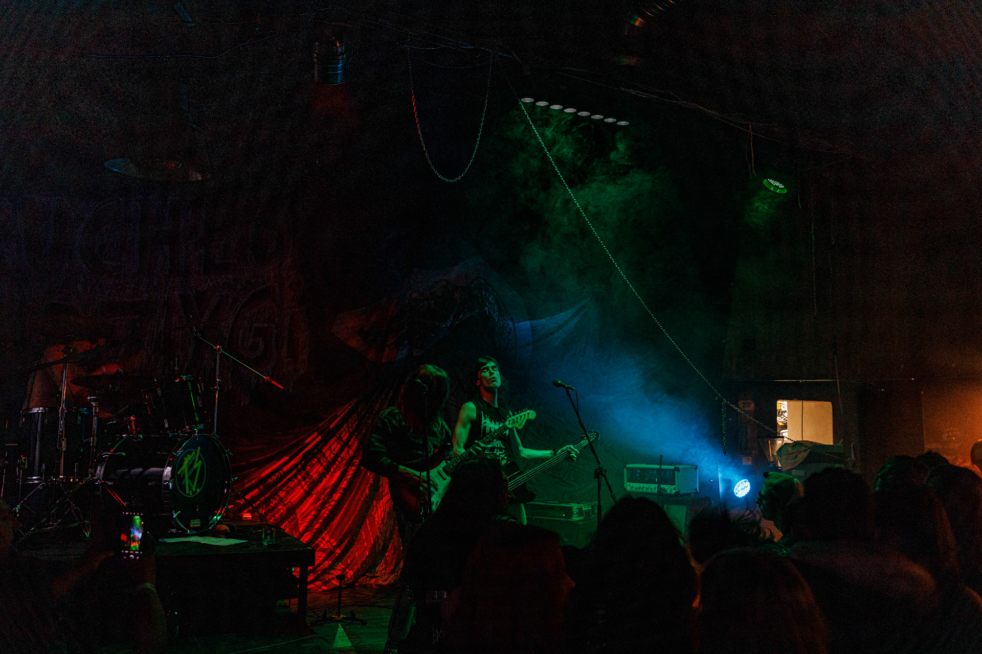 WIELKI MROK (mistyczny black, czarny punk)w składzie:Piącha - bas Czacha - perkusja Szrama - gitara i wokalLokalni wyjadacze od tanich gitar. Maanam dla fanów TANK. Watain dla fanów Budki Suflera. Piją, palą, konia walą i mają w dupie. Czyli tak jak my wszyscy.Produkcja Left Hand Soundsfot. Andrzej Wasilkiewicz/kaziq.com