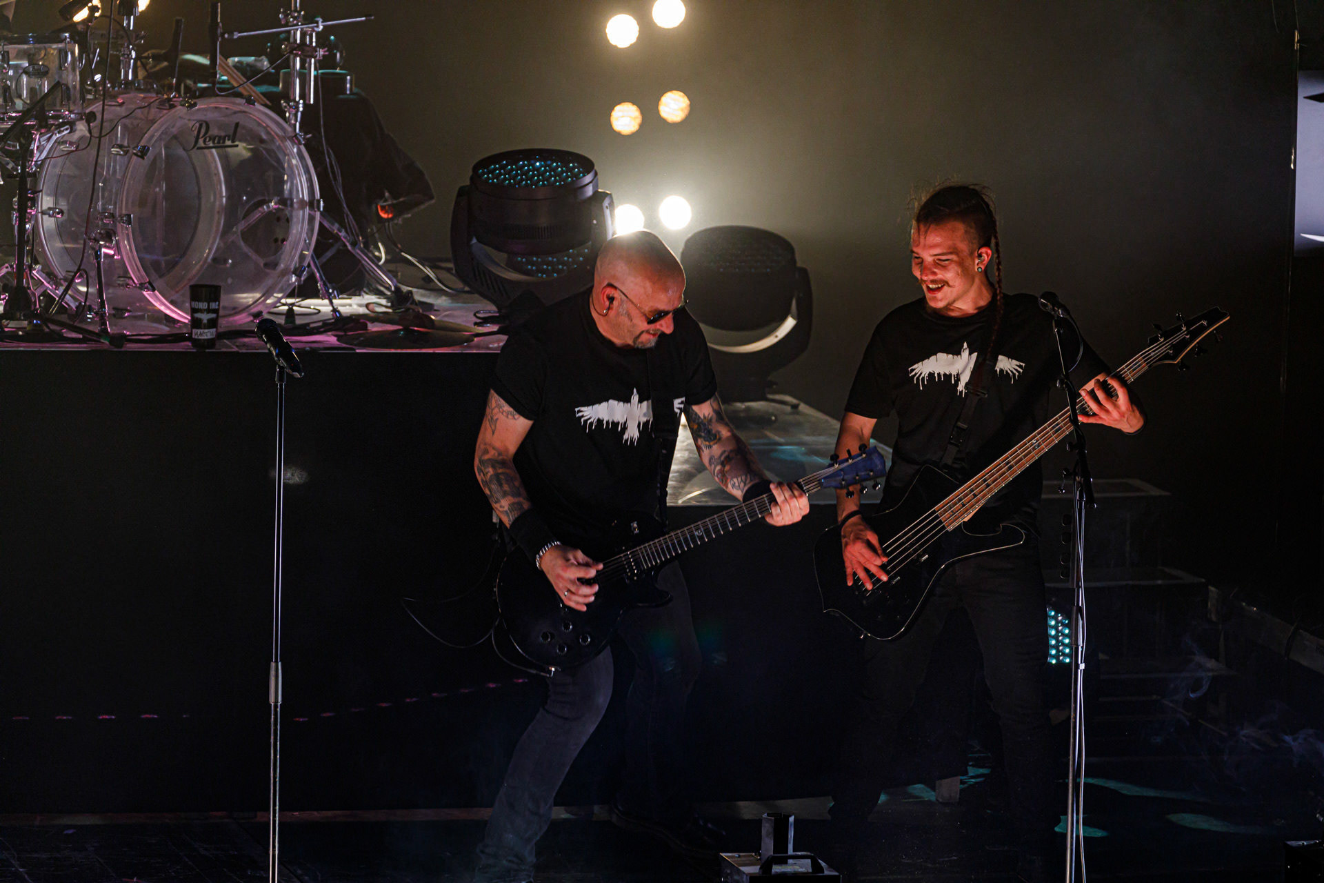 18.06.2022 - Mono Inc. zagrali w warszawskim klubie Progresja.Mono Inc. - niemiecki zespol z Hamburga wykonujący gotyckiego rocka, w składzie:Carl Fornia - git.Katha Mia - drums, Manuel Antoni - bass,Martin Engler - vocal,Gothic, industrial,  alternative, rock.Produkcja Winiary Bookings.fot. Andrzej Wasilkiewicz/kaziq.com