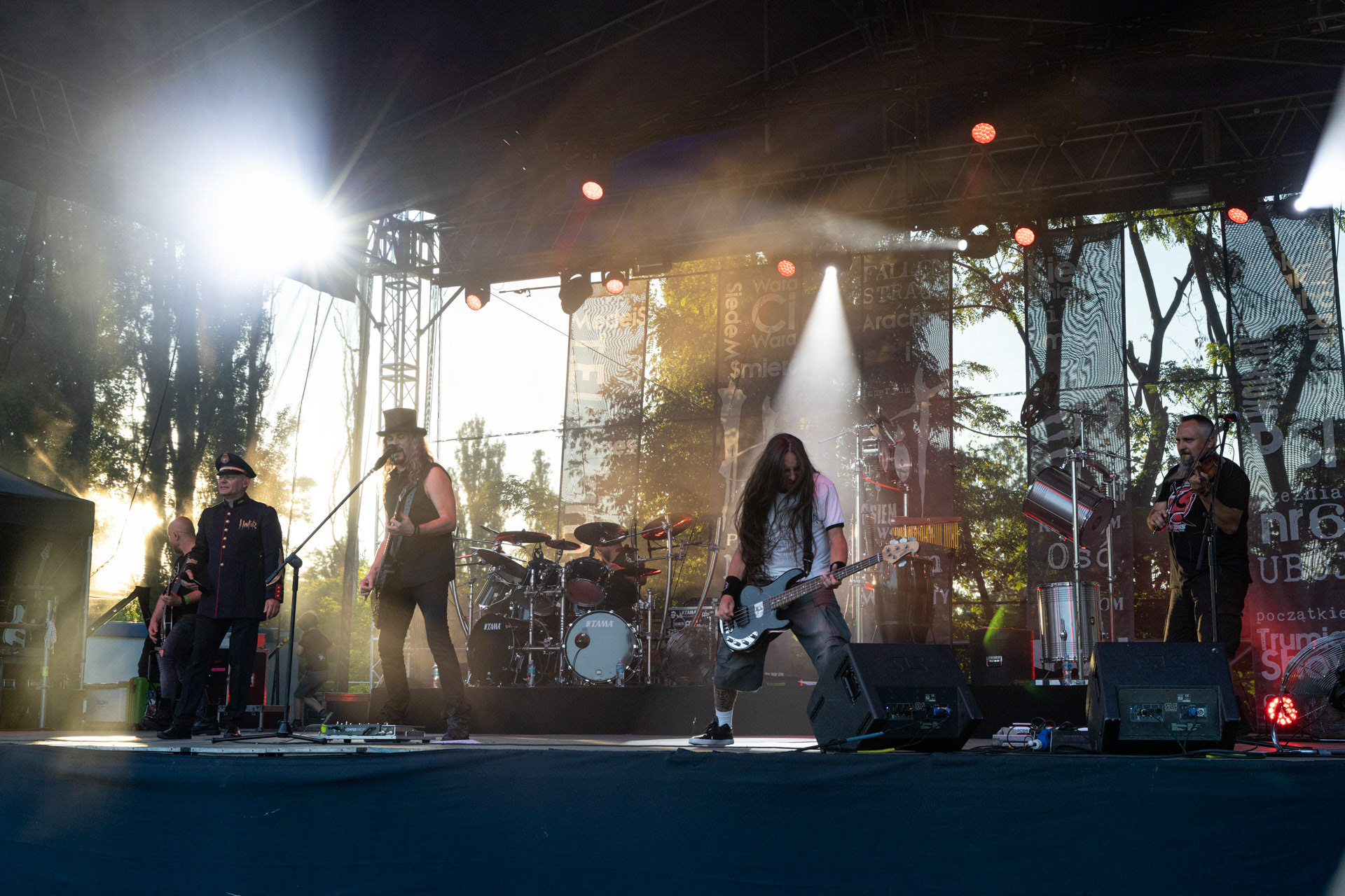 Hunter - postpandemoniczny koncert z okazji XXXV-lecia.Progresja - Gramy do Woli, Warszawa.Paweł „Drak” Grzegorczyk – wokal, gitara, Piotr „Pit” Kędzierzawski – gitara, Michał „Jelonek” Jelonek – skrzypce, Konrad „Saimon” Karchut – gitara basowa, Dariusz „Daray” Brzozowski – perkusja, Arkadiusz „Letki” Letkiewicz – instrumenty perkusyjne.Letnia Scena Progresji.fot. Andrzej Wasilkiewicz/Reporter