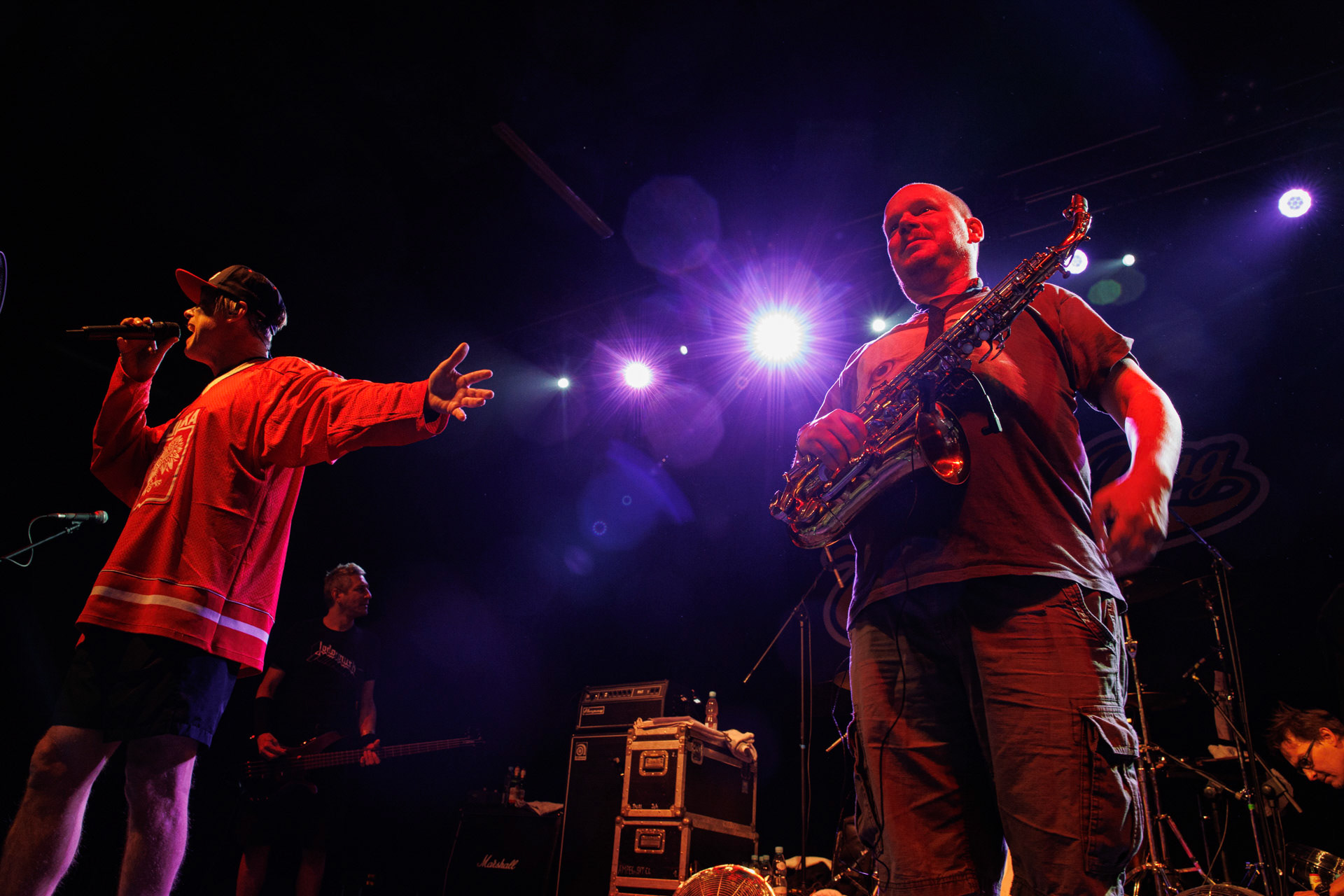 30.11.2021 koncert Dog Eat Dog - USA - hardcore, punkrock, rap, metal, hip hop, reggae, soul, funk,n/z John Connor (vocals), n/z Bozez (sax &amp; beer),koncert Warszawa, Progresja 25 lat albumu Play Games -  Dog Eat Dog.fot. Andrzej Wasilkiewicz/Reporter