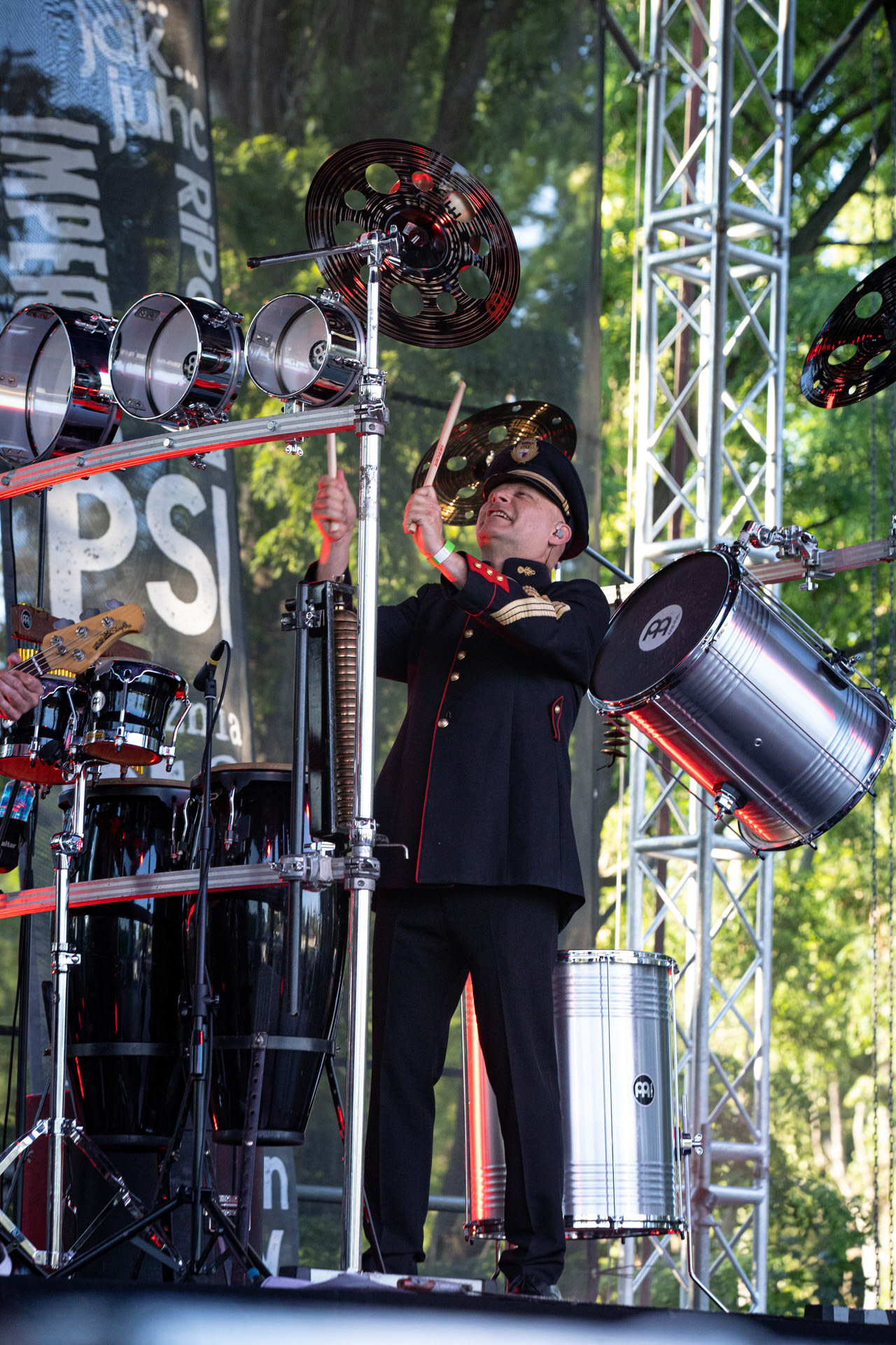 Hunter - postpandemoniczny koncert z okazji XXXV-lecia.Progresja - Gramy do Woli, Warszawa.Arkadiusz „Letki” Letkiewicz – instrumenty perkusyjne.Letnia Scena Progresji.fot. Andrzej Wasilkiewicz/Reporter