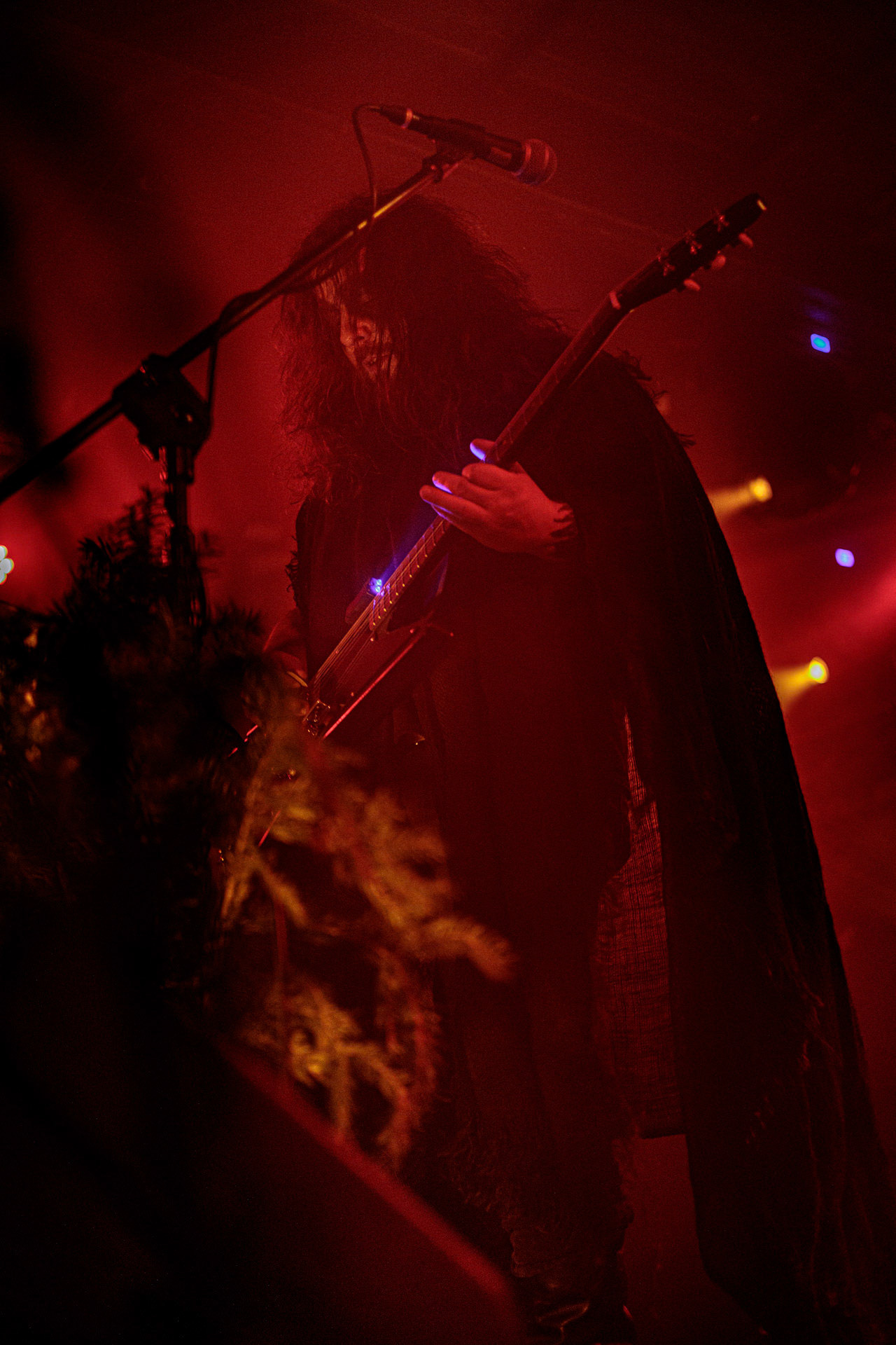 21.10.2022 𝗪𝗢𝗟𝗩𝗘𝗦 𝗜𝗡 𝗧𝗛𝗘 𝗧𝗛𝗥𝗢𝗡𝗘 𝗥𝗢𝗢𝗠 - klimatyczny black metal,  zespół braci Nathana i Aarona Weaverow. Powstal w 2002 roku w Olympia w stanie Waszyngton.  W amerykanskim sercu natury, gor, lasow i jezior, przyroda przeklada sie na atmosfere muzyki WITTR, w ktorej poza blackowymi, jest miejsce na elementy transowe i ambientowe. Wolves In The Throne Room gra bez makijazy, bez kapturow i masek, przy swietle plomieni, co tworzy aure swoistego muzycznego rytualu. Nathan Weaver – guitar, lead vocals,Aaron Weaver – drums, bass, synthesizers,Kody Keyworth – guitar, vocals, Produkcja Knock Out Productions,fot. Andrzej Wasilkiewicz/Reporter