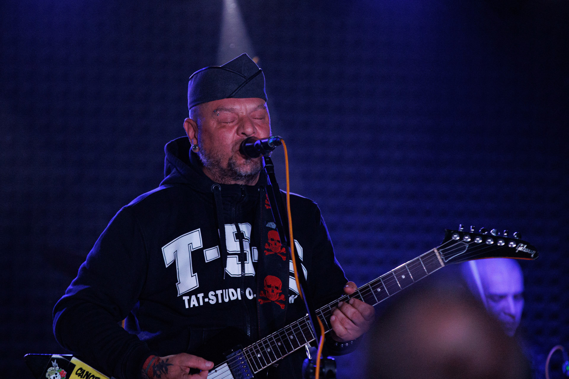 12.11.2021 Lipali - koncert Warszawa klub Remont.Najnowszy album „MOSTY, RZEKI, LUDZIE”.Tomasz Lipa Lipnicki - wokal, gitara,fot. Andrzej kaziq Wasilkiewicz/Reporter