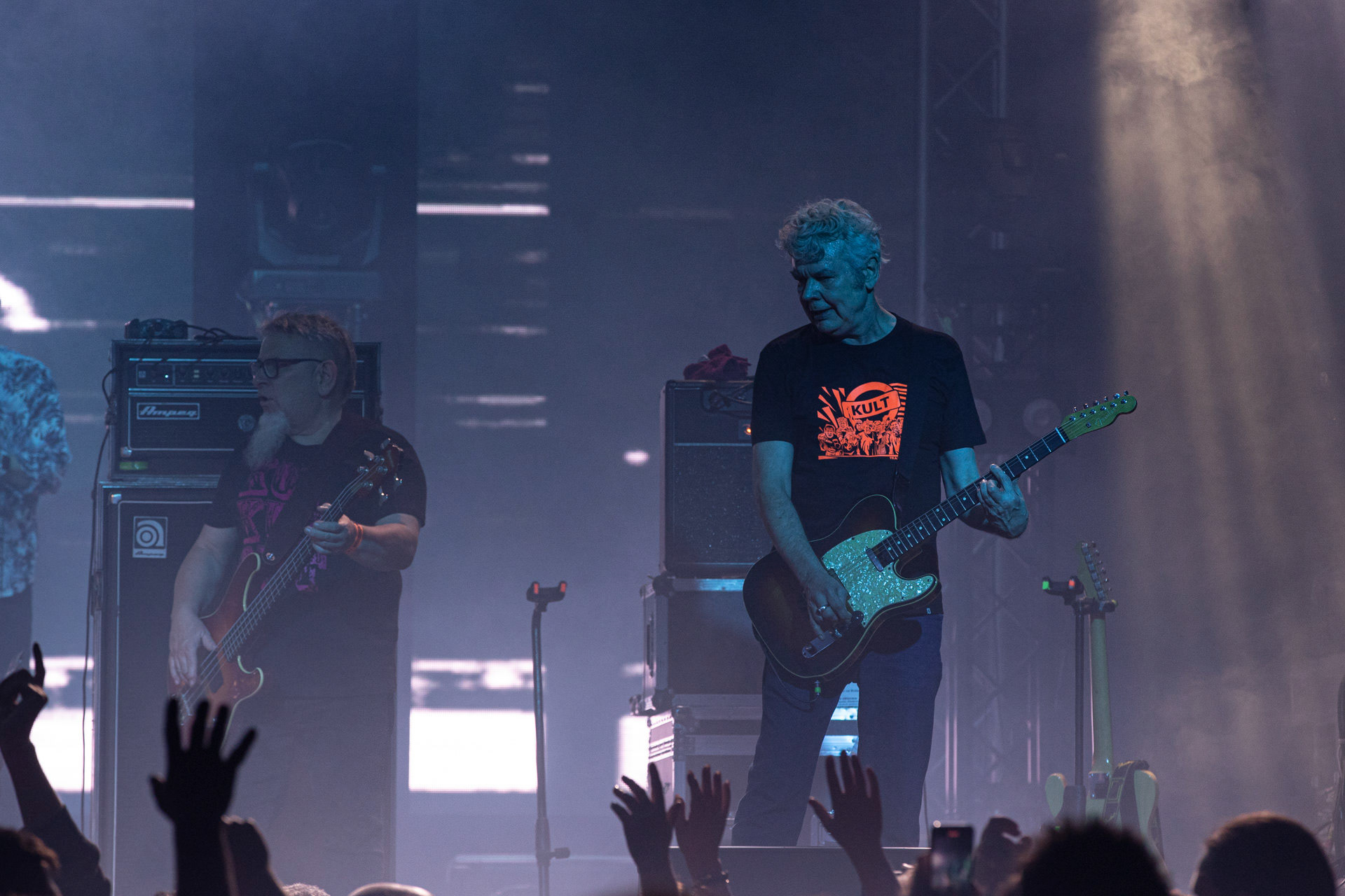 KULT - koncert Pomaranczowa Trasa 2021 - Warszawa Stodoła. 29 pazdziernika 2021. Piotr Morawiec gitara,Ireneusz Werenski bas,Rock, rock progresywny, rock alternatywny, punk, nowa fala, polski rock.fot. Andrzej kaziq Wasilkiewicz/Reporter