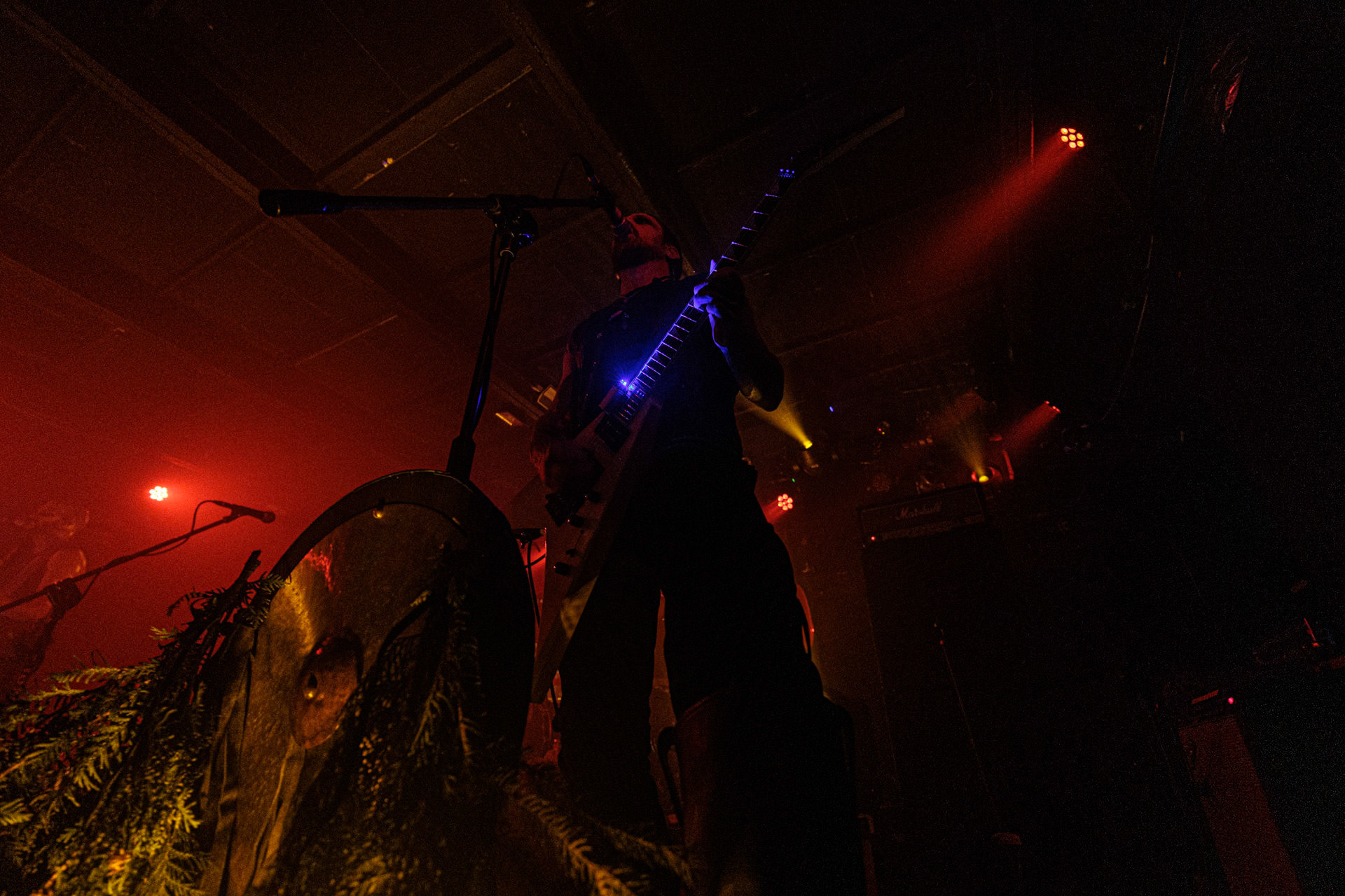 21.10.2022 𝗪𝗢𝗟𝗩𝗘𝗦 𝗜𝗡 𝗧𝗛𝗘 𝗧𝗛𝗥𝗢𝗡𝗘 𝗥𝗢𝗢𝗠 - klimatyczny black metal,  zespół braci Nathana i Aarona Weaverow. Powstal w 2002 roku w Olympia w stanie Waszyngton.  W amerykanskim sercu natury, gor, lasow i jezior, przyroda przeklada sie na atmosfere muzyki WITTR, w ktorej poza blackowymi, jest miejsce na elementy transowe i ambientowe. Wolves In The Throne Room gra bez makijazy, bez kapturow i masek, przy swietle plomieni, co tworzy aure swoistego muzycznego rytualu. Nathan Weaver – guitar, lead vocals,Aaron Weaver – drums, bass, synthesizers,Kody Keyworth – guitar, vocals, Produkcja Knock Out Productions,fot. Andrzej Wasilkiewicz/Reporter