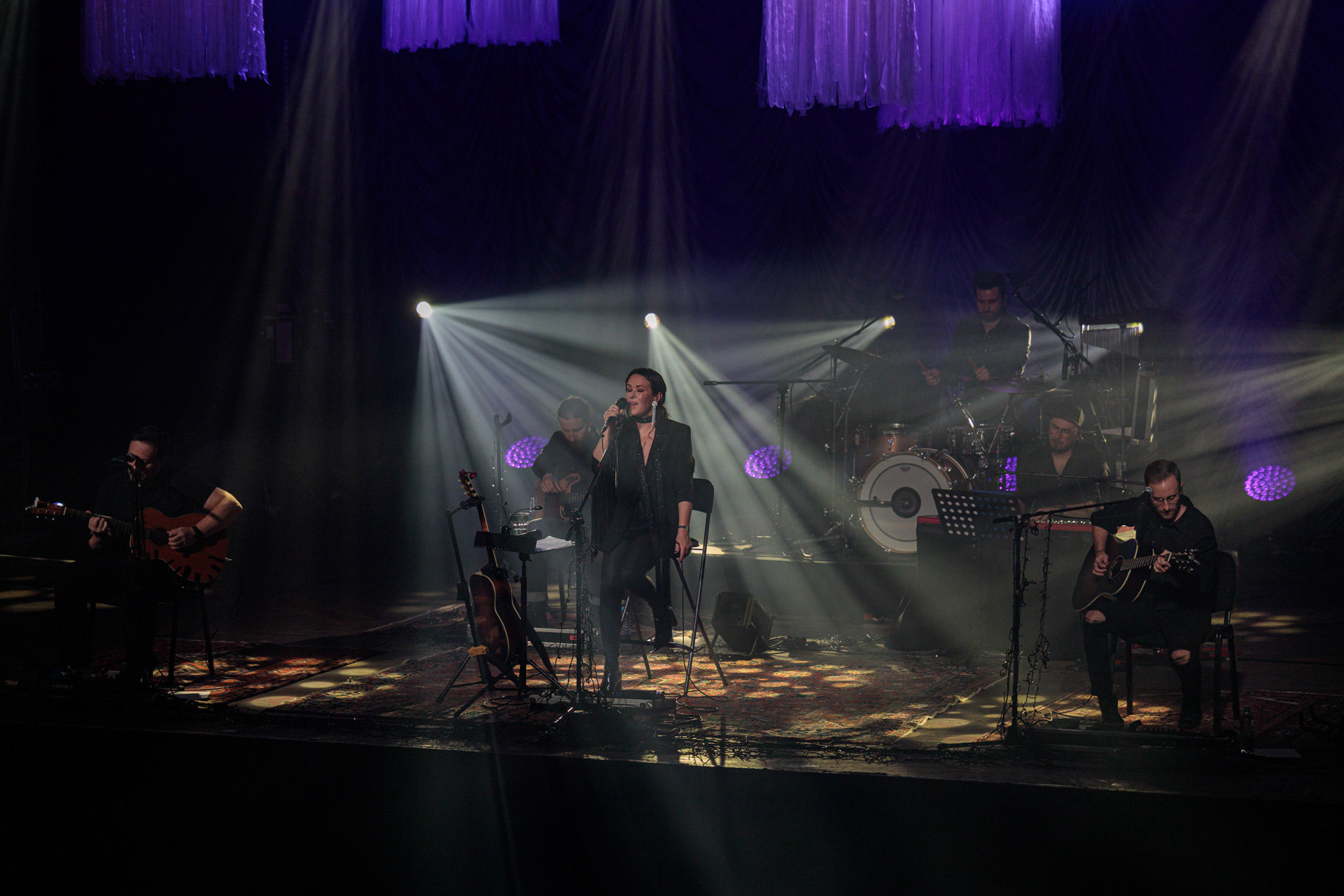 5.12.2021 Kasia Kowalska akustycznie w Klubie Stodola.n/z Kasia Kowalska - wokal,n/z Jerzy Runowski - gitara,n/z Pawel Grudniak - bass,n/z Marcin Karel - gitara,n/z Barek Pawlus - perkusja,Rock, rock progresywny, rock alternatywny, polski rock, pop-rock.fot. Andrzej Wasilkiewicz/Reporter