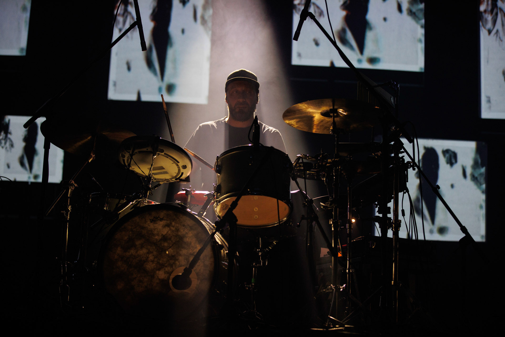 Lao Che - „Trasa Pozegnalna - No to Che”  17.11.2021 Warszawa klub Stodola.n/z Maciek „Trocki” Dzierzanowski – instrumenty perkusyjne,rock alternatywny, crossover, rock, metal, folk, piosenka aktorska, elektro, słuchowisko,fot. Andrzej Wasilkiewicz/REPORTER