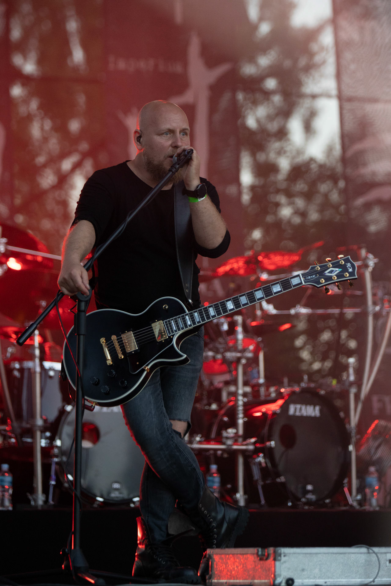 Hunter - postpandemoniczny koncert z okazji XXXV-lecia.Progresja - Gramy do Woli, Warszawa.Piotr „Pit” Kędzierzawski – gitara, Letnia Scena Progresji.fot. Andrzej Wasilkiewicz/Reporter