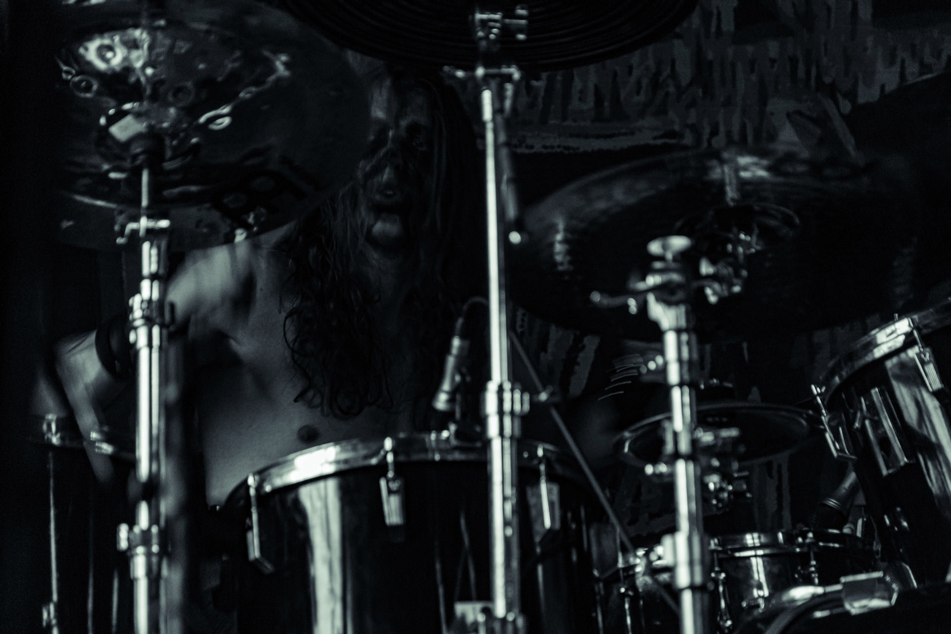 BAGNO (oldschool black/death)w składzie:Krzysiek - wokalKuba - gitaraThrasher - gitara Kacper - bassMaciek - garyDestrukcja i zgnilizna, wszystko czego nie chcesz usłyszeć a i tak się pojawisz, Druga fala dobrej muzy z Rzeszowa, bo pierwsza skończyła się w latach 90.Produkcja Left Hand Soundsfot. Andrzej Wasilkiewicz/kaziq.com