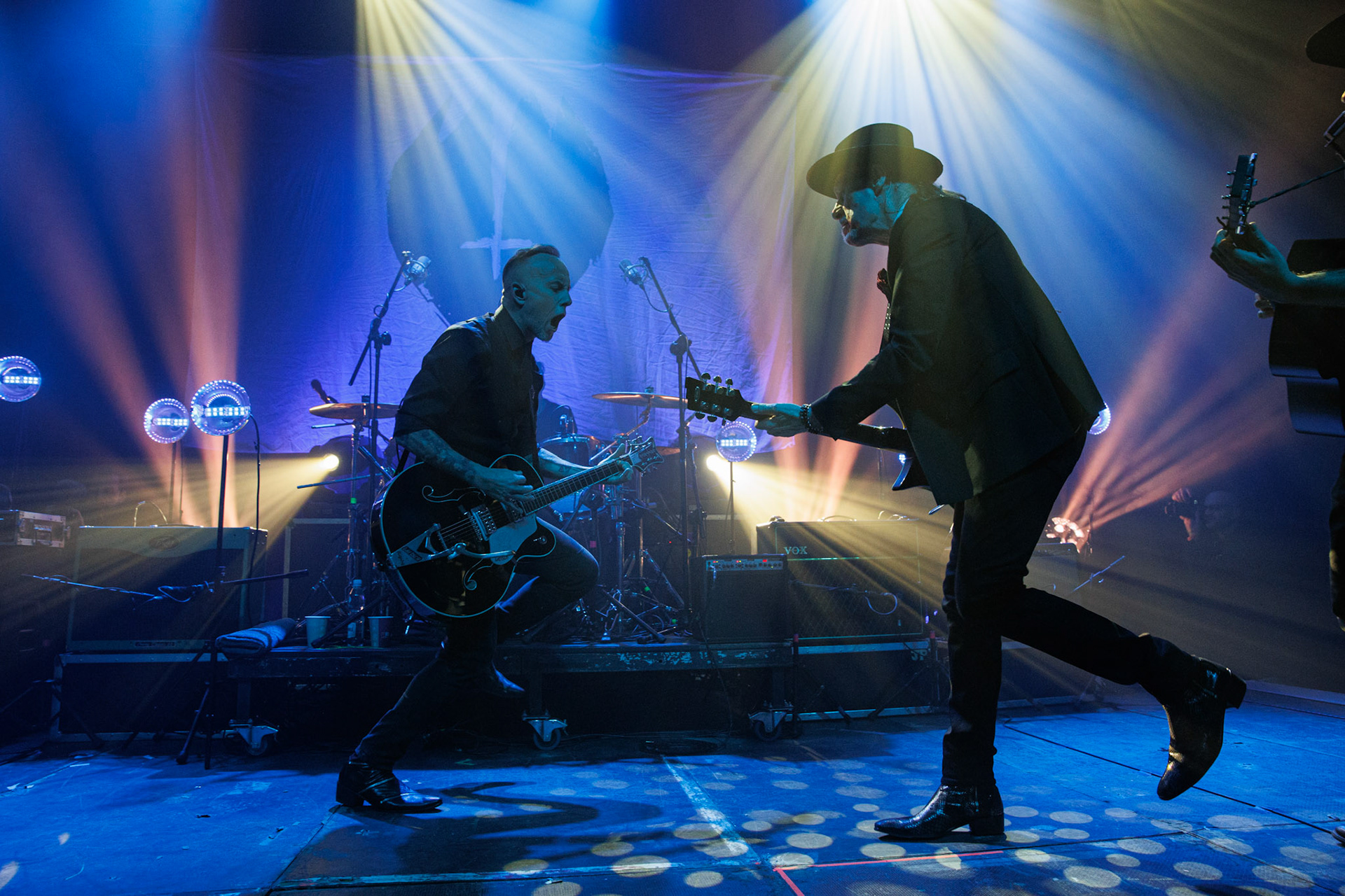 22.01.2022 koncert Me And That Man w Warszawie,Klub Progresja,n/z Adam Nergal Darski - gitara, wokal,n/z John Porter - gitara, wokal,Nergal znany jest z szerokich horyzontow muzycznych. Lider Behemoth nigdy nie kryl swojej sympatii do lzejszej, klimatycznej muzyki, spod znaku country, folku, bluesa. Dowodem jest zespol Me And That Man.Fot. Andrzej Wasilkiewicz/Reporter