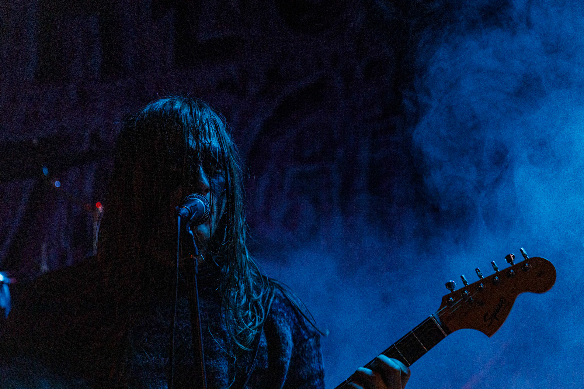 WIELKI MROK (mistyczny black, czarny punk)w składzie:Piącha - bas Czacha - perkusja Szrama - gitara i wokalLokalni wyjadacze od tanich gitar. Maanam dla fanów TANK. Watain dla fanów Budki Suflera. Piją, palą, konia walą i mają w dupie. Czyli tak jak my wszyscy.Produkcja Left Hand Soundsfot. Andrzej Wasilkiewicz/kaziq.com