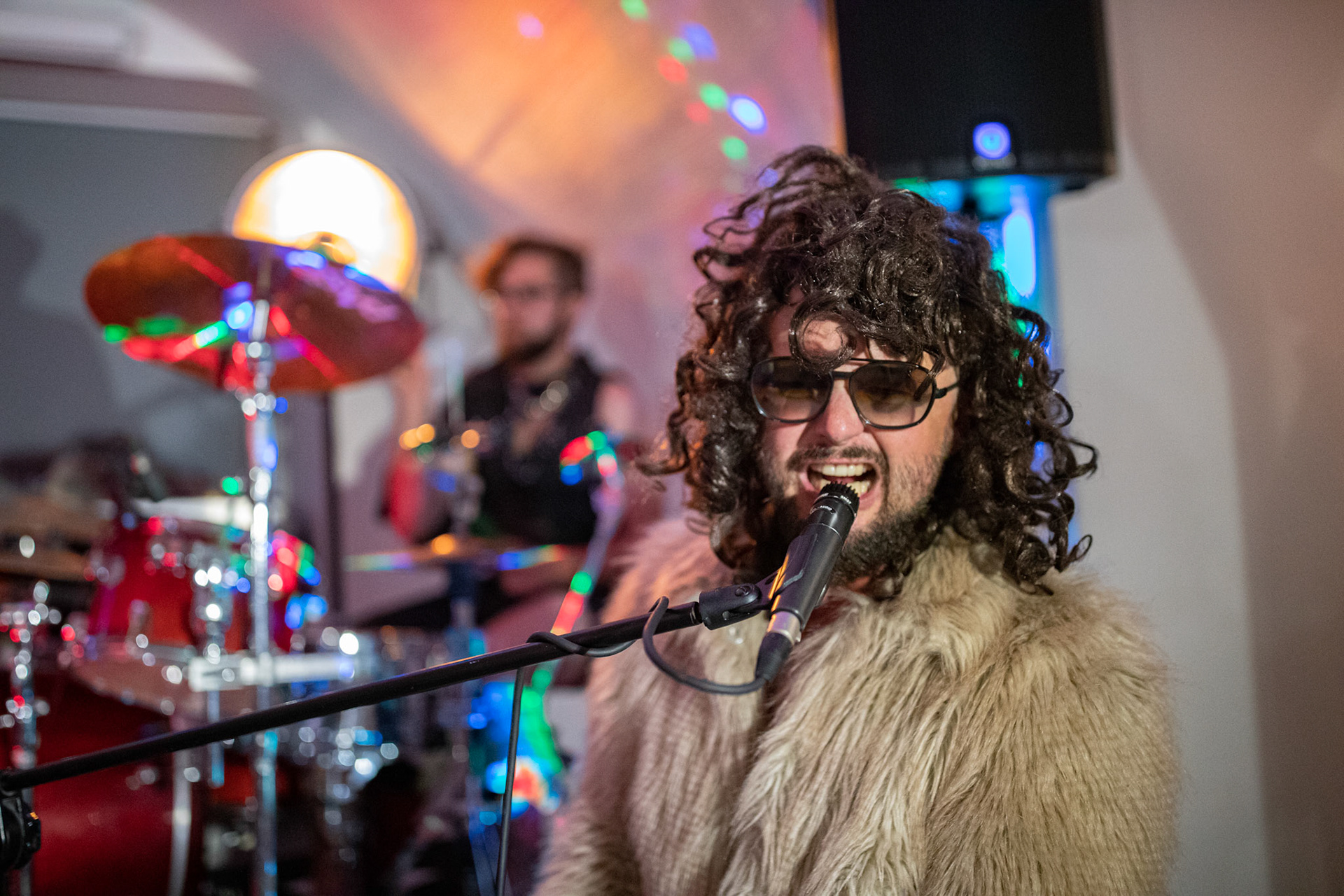 The Novorodkens, koncert w Warszawie, Dj Szneptuch – szczebiot czołowy, bas, chórki, sample, batuta i szpicrutaMagister Hitler – bas, wokaliza, chórki, gitara rytmiczna, najebkaDoktor PajHIVo – bębny, bongosy, gitara solowa, umiejętności wokalne, chórkiProfesor Gówniarz – lewizna wokalna, zwięzła i chóralna, wyprowadzanie ciosówProdziekan Pinglarz – uprawomocniony głos ścisły tudzież kantor, cytaty z brewiarzaInżynier Królewicz – gitara rytmiczna, solowa, przypowieści, świergoty i treleDocent Niedziwara – melodyka, chórki, kwilenia i jęki, odczynianie uroków, gusłaMrówka - perkusja,Hacrmistrz Gruczoł – walka z upośledzeniem, choreografia i obsługa gastronomiczna