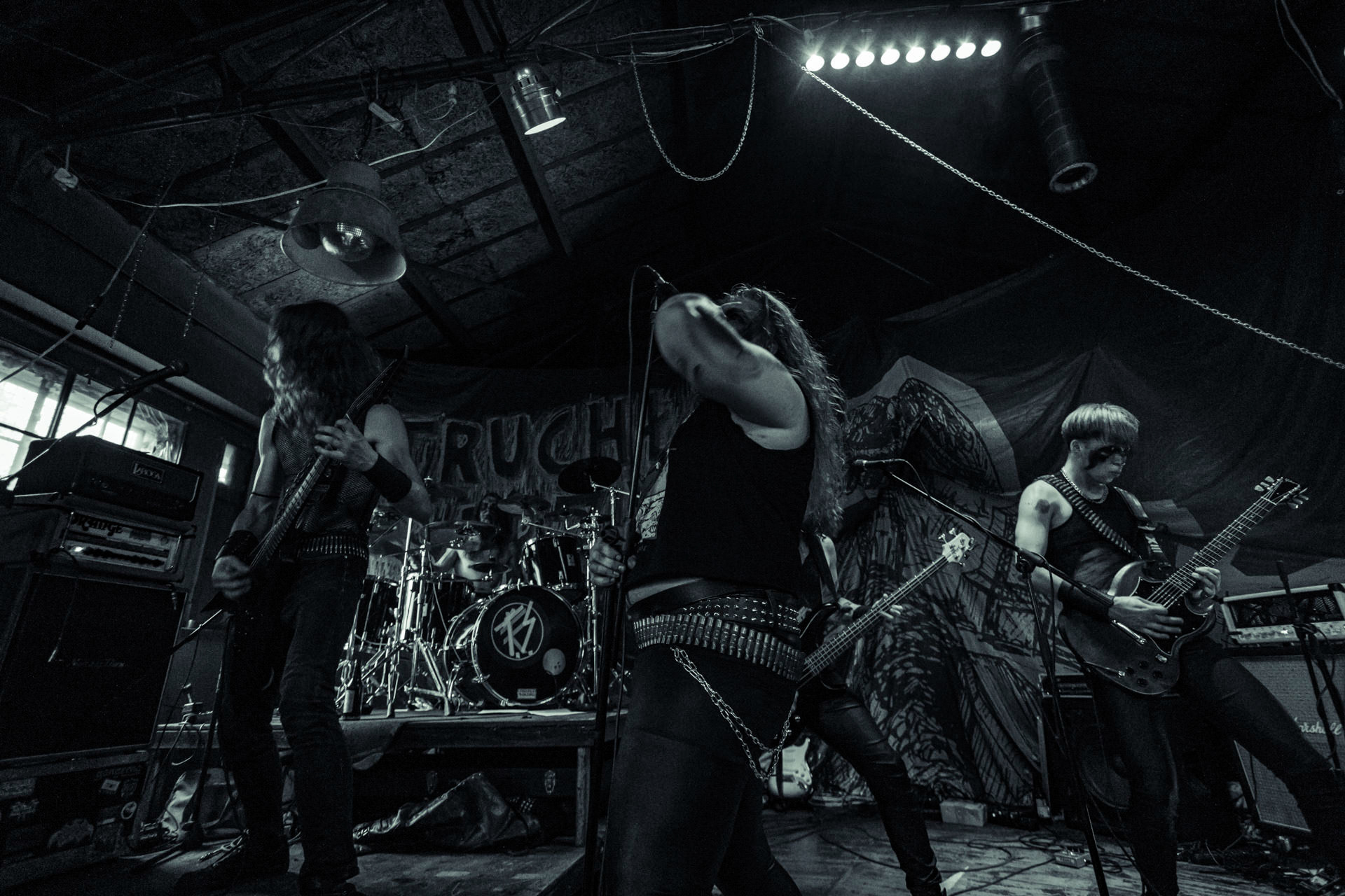 BAGNO (oldschool black/death)w składzie:Krzysiek - wokalKuba - gitaraThrasher - gitara Kacper - bassMaciek - garyDestrukcja i zgnilizna, wszystko czego nie chcesz usłyszeć a i tak się pojawisz, Druga fala dobrej muzy z Rzeszowa, bo pierwsza skończyła się w latach 90.Produkcja Left Hand Soundsfot. Andrzej Wasilkiewicz/kaziq.com