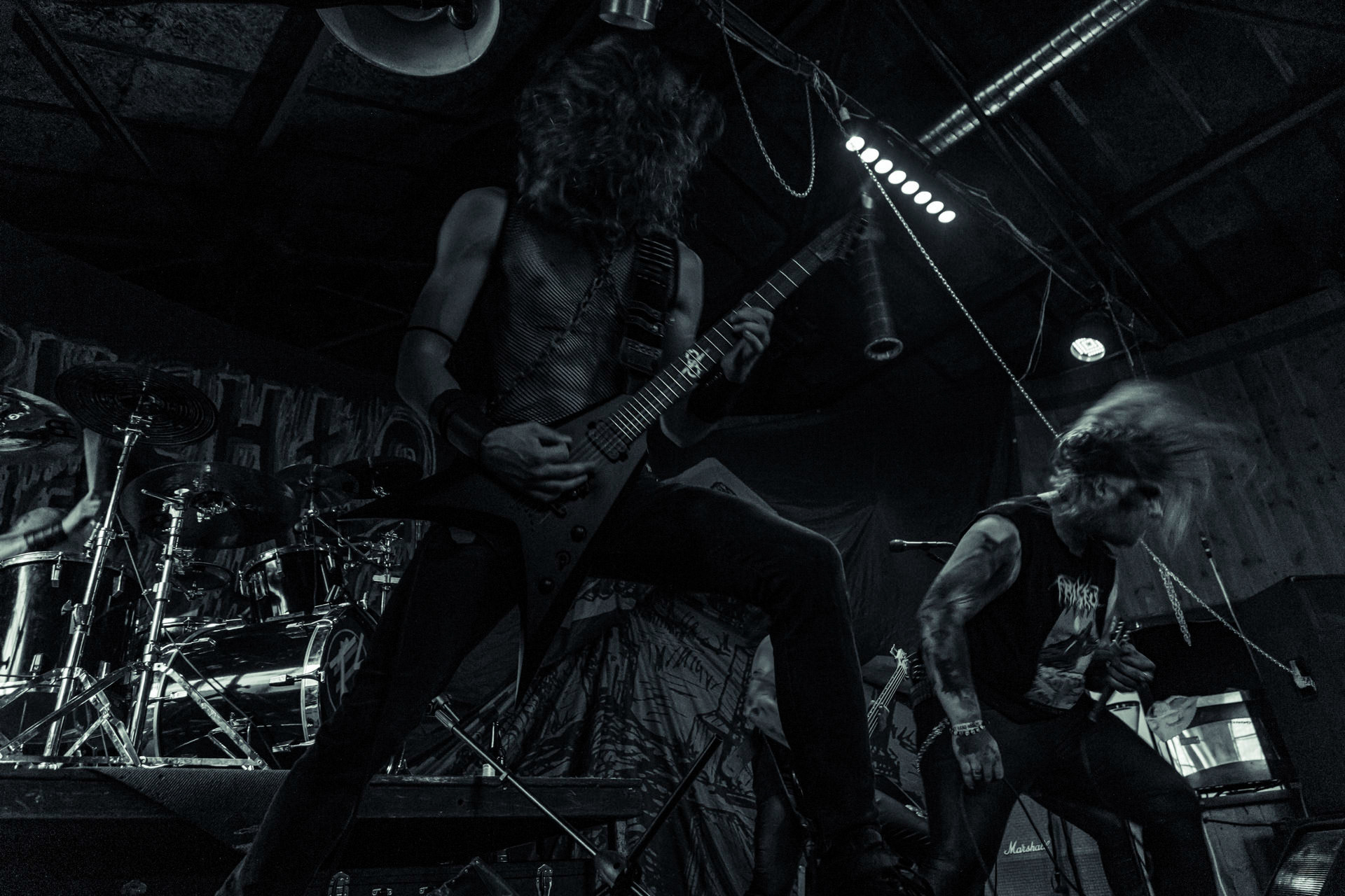 BAGNO (oldschool black/death)w składzie:Krzysiek - wokalKuba - gitaraThrasher - gitara Kacper - bassMaciek - garyDestrukcja i zgnilizna, wszystko czego nie chcesz usłyszeć a i tak się pojawisz, Druga fala dobrej muzy z Rzeszowa, bo pierwsza skończyła się w latach 90.Produkcja Left Hand Soundsfot. Andrzej Wasilkiewicz/kaziq.com