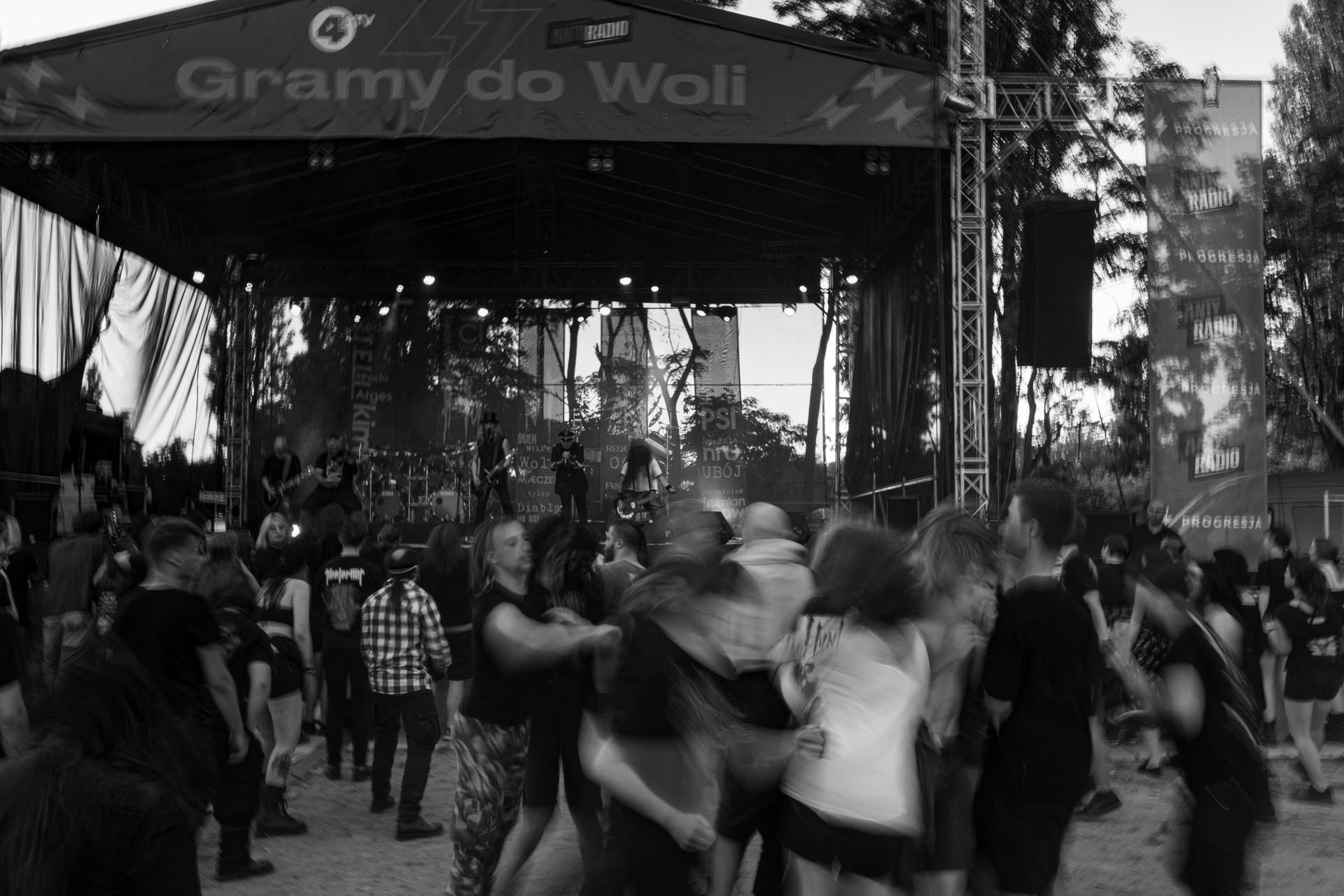 Hunter - postpandemoniczny koncert z okazji XXXV-lecia.Progresja - Gramy do Woli, Warszawa.Publicznosc - Hunter przed scena.Letnia Scena Progresji.fot. Andrzej Wasilkiewicz/Reporter