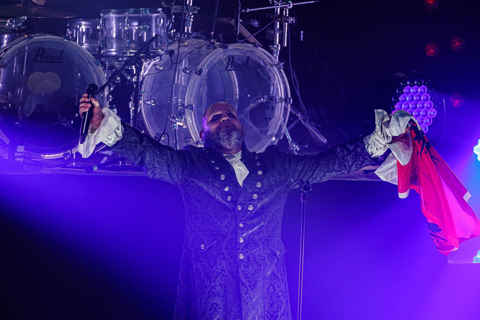 18.06.2022 - Mono Inc. zagrali w warszawskim klubie Progresja.Mono Inc. - niemiecki zespol z Hamburga wykonujący gotyckiego rocka, w składzie:Carl Fornia - git.Katha Mia - drums, Manuel Antoni - bass,Martin Engler - vocal,Gothic, industrial,  alternative, rock.Produkcja Winiary Bookings.fot. Andrzej Wasilkiewicz/kaziq.com