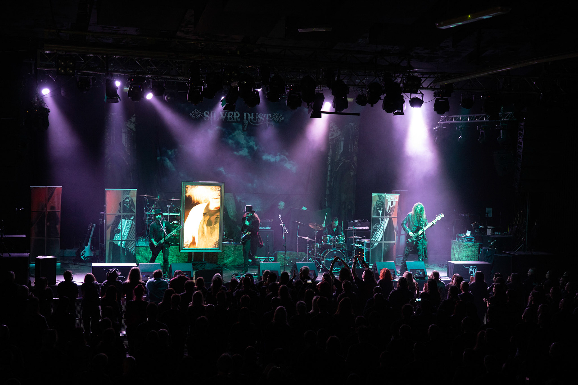 25.11.2019 Warszawa Klub Progresja Europejska Trasa Moonspell z Rotting Christ 2019
koncert support SILVER DUST
N/z LORD CAMPBELL wokal, gitara
N/z TINY PISTOL gitara
N/z KURGHAN gitara bassowa
N/z MAGMA perkusja
fot. Andrzej Wasilkiewicz/REPORTER