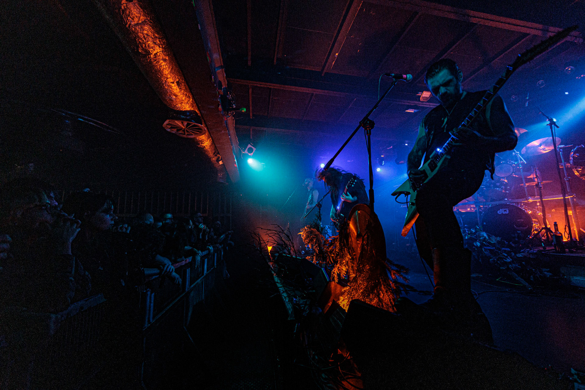 21.10.2022 𝗪𝗢𝗟𝗩𝗘𝗦 𝗜𝗡 𝗧𝗛𝗘 𝗧𝗛𝗥𝗢𝗡𝗘 𝗥𝗢𝗢𝗠 - klimatyczny black metal,  zespół braci Nathana i Aarona Weaverow. Powstal w 2002 roku w Olympia w stanie Waszyngton.  W amerykanskim sercu natury, gor, lasow i jezior, przyroda przeklada sie na atmosfere muzyki WITTR, w ktorej poza blackowymi, jest miejsce na elementy transowe i ambientowe. Wolves In The Throne Room gra bez makijazy, bez kapturow i masek, przy swietle plomieni, co tworzy aure swoistego muzycznego rytualu. Nathan Weaver – guitar, lead vocals,Aaron Weaver – drums, bass, synthesizers,Kody Keyworth – guitar, vocals, Produkcja Knock Out Productions,fot. Andrzej Wasilkiewicz/Reporter