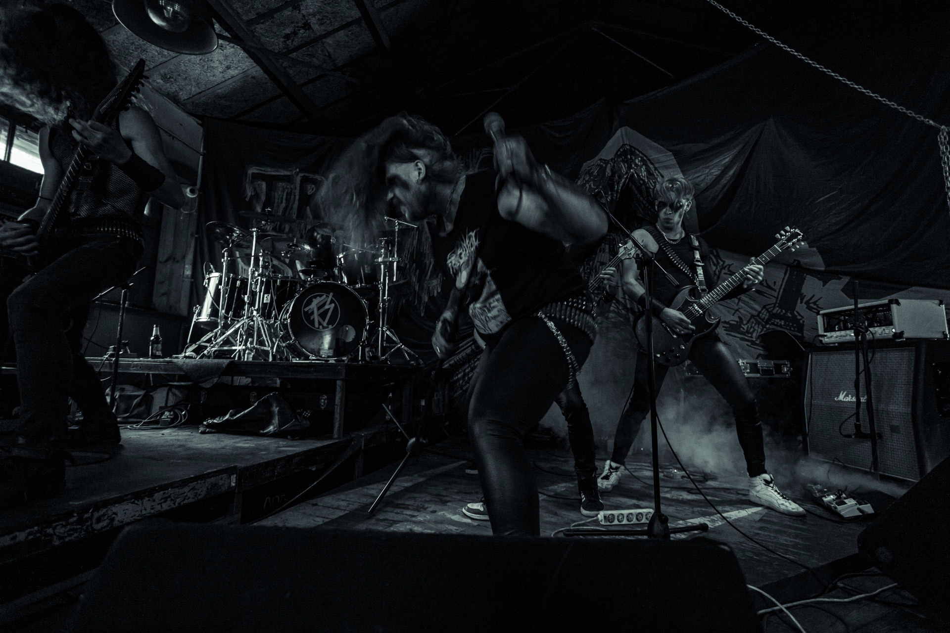 BAGNO (oldschool black/death)w składzie:Krzysiek - wokalKuba - gitaraThrasher - gitara Kacper - bassMaciek - garyDestrukcja i zgnilizna, wszystko czego nie chcesz usłyszeć a i tak się pojawisz, Druga fala dobrej muzy z Rzeszowa, bo pierwsza skończyła się w latach 90.Produkcja Left Hand Soundsfot. Andrzej Wasilkiewicz/kaziq.com