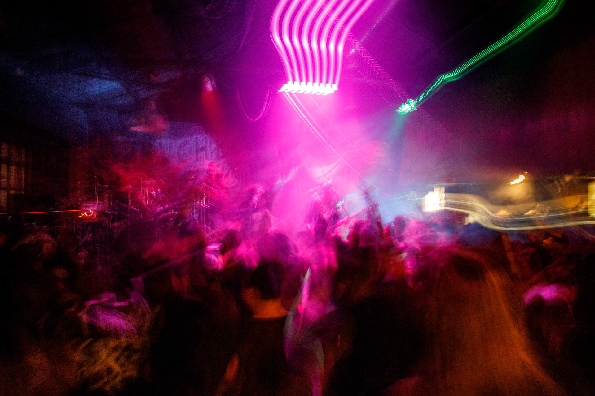 TRUCHŁO STRZYGI (black punk), Gwiezdny Demon - release show,w składzie:Gambit - wokalP. - gitara/wokalAlkatraz - gitara/wokalKaczor - garyMadness - bass/wokalPanass - bass/wokalGolem - nosferatu/wokalCzarownice - tba/wokalChłopaki z baraków polskiego metalu, rozpędzona maszyna do robienia grubego melanżu, gwiezdne trupy, kreatury obrzydlistwa i martwi decydenci podziemia. Prawdopodobnie pierwszy i ostatni raz zagrają całego Demona na żywo, a Ty mordeczko będziesz miał o czym kolegom przy wódce opowiadać.Produkcja Left Hand Soundsfot. Andrzej Wasilkiewicz/kaziq.com