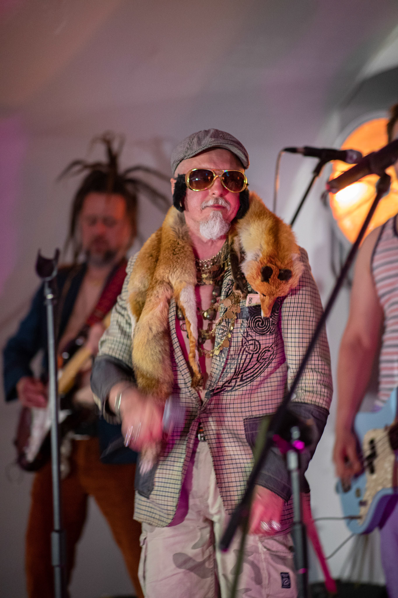 The Novorodkens, koncert w Warszawie, Dj Szneptuch – szczebiot czołowy, bas, chórki, sample, batuta i szpicrutaMagister Hitler – bas, wokaliza, chórki, gitara rytmiczna, najebkaDoktor PajHIVo – bębny, bongosy, gitara solowa, umiejętności wokalne, chórkiProfesor Gówniarz – lewizna wokalna, zwięzła i chóralna, wyprowadzanie ciosówProdziekan Pinglarz – uprawomocniony głos ścisły tudzież kantor, cytaty z brewiarzaInżynier Królewicz – gitara rytmiczna, solowa, przypowieści, świergoty i treleDocent Niedziwara – melodyka, chórki, kwilenia i jęki, odczynianie uroków, gusłaMrówka - perkusja,Hacrmistrz Gruczoł – walka z upośledzeniem, choreografia i obsługa gastronomiczna