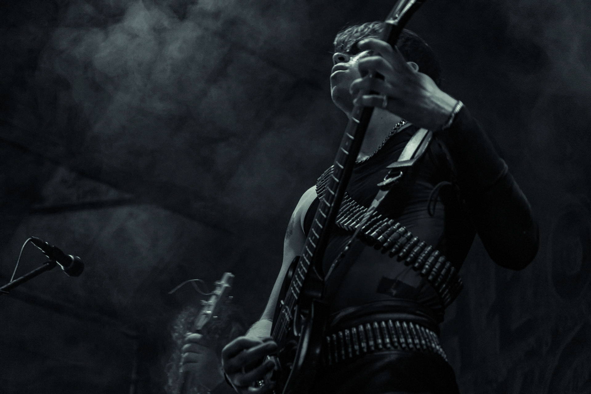 BAGNO (oldschool black/death)w składzie:Krzysiek - wokalKuba - gitaraThrasher - gitara Kacper - bassMaciek - garyDestrukcja i zgnilizna, wszystko czego nie chcesz usłyszeć a i tak się pojawisz, Druga fala dobrej muzy z Rzeszowa, bo pierwsza skończyła się w latach 90.Produkcja Left Hand Soundsfot. Andrzej Wasilkiewicz/kaziq.com