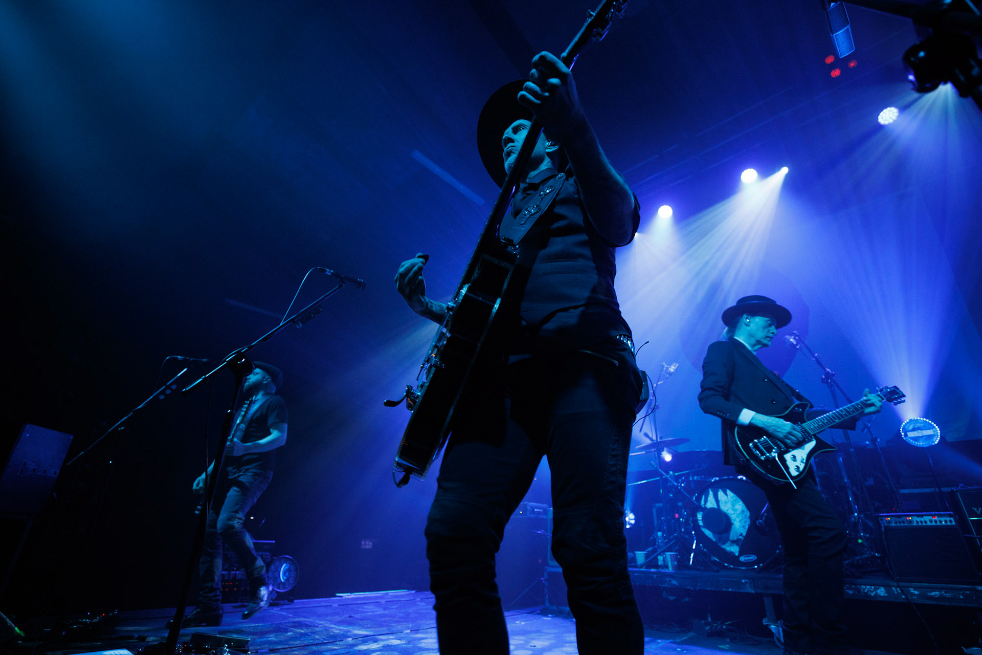 22.01.2022 koncert Me And That Man w Warszawie,Klub Progresja,n/z Adam Nergal Darski - gitara, wokal,n/z John Porter - gitara, wokal,n/z Lukasz Kumanski - perkusja,n/z Matteo Bassoli - bass, wokal,n/z Sasha Boole - gitara, wokal,Nergal znany jest z szerokich horyzontow muzycznych. Lider Behemoth nigdy nie kryl swojej sympatii do lzejszej, klimatycznej muzyki, spod znaku country, folku, bluesa. Dowodem jest zespol Me And That Man.Fot. Andrzej Wasilkiewicz/Reporter