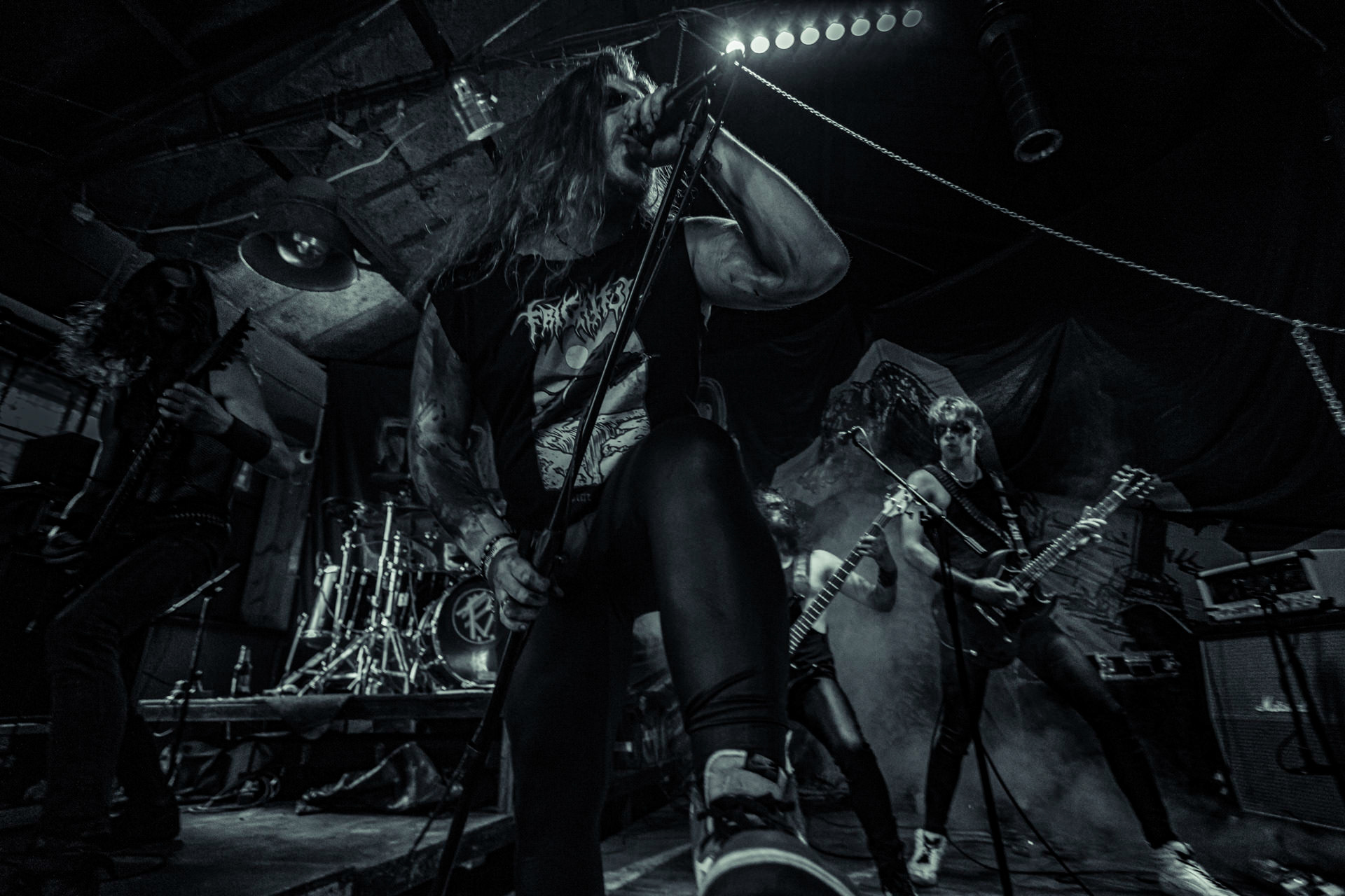 BAGNO (oldschool black/death)w składzie:Krzysiek - wokalKuba - gitaraThrasher - gitara Kacper - bassMaciek - garyDestrukcja i zgnilizna, wszystko czego nie chcesz usłyszeć a i tak się pojawisz, Druga fala dobrej muzy z Rzeszowa, bo pierwsza skończyła się w latach 90.Produkcja Left Hand Soundsfot. Andrzej Wasilkiewicz/kaziq.com