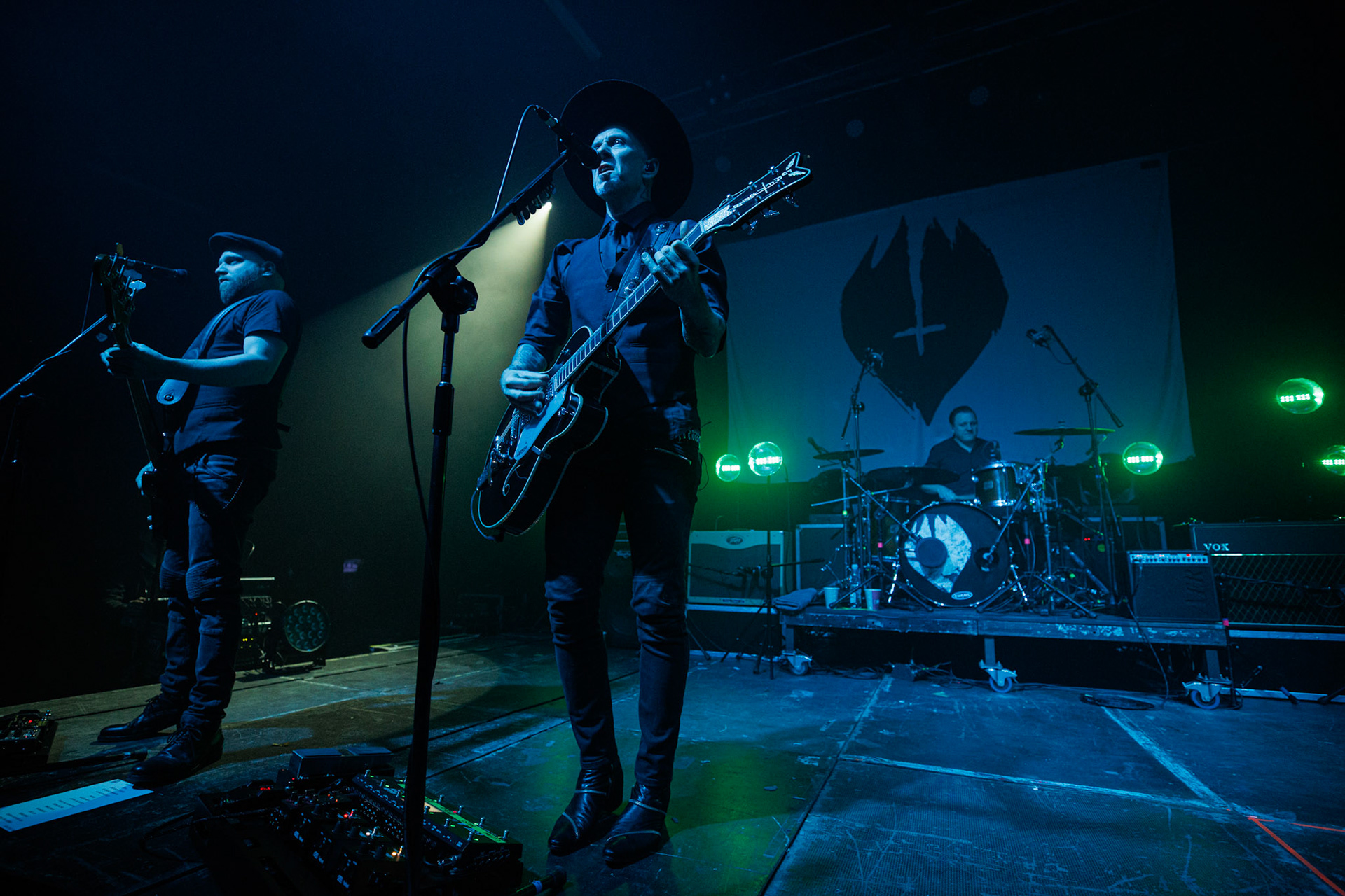 22.01.2022 koncert Me And That Man w Warszawie,Klub Progresja,n/z Adam Nergal Darski - gitara, wokal,n/z Matteo Bassoli - bass, wokal,Nergal znany jest z szerokich horyzontow muzycznych. Lider Behemoth nigdy nie kryl swojej sympatii do lzejszej, klimatycznej muzyki, spod znaku country, folku, bluesa. Dowodem jest zespol Me And That Man.Fot. Andrzej Wasilkiewicz/Reporter