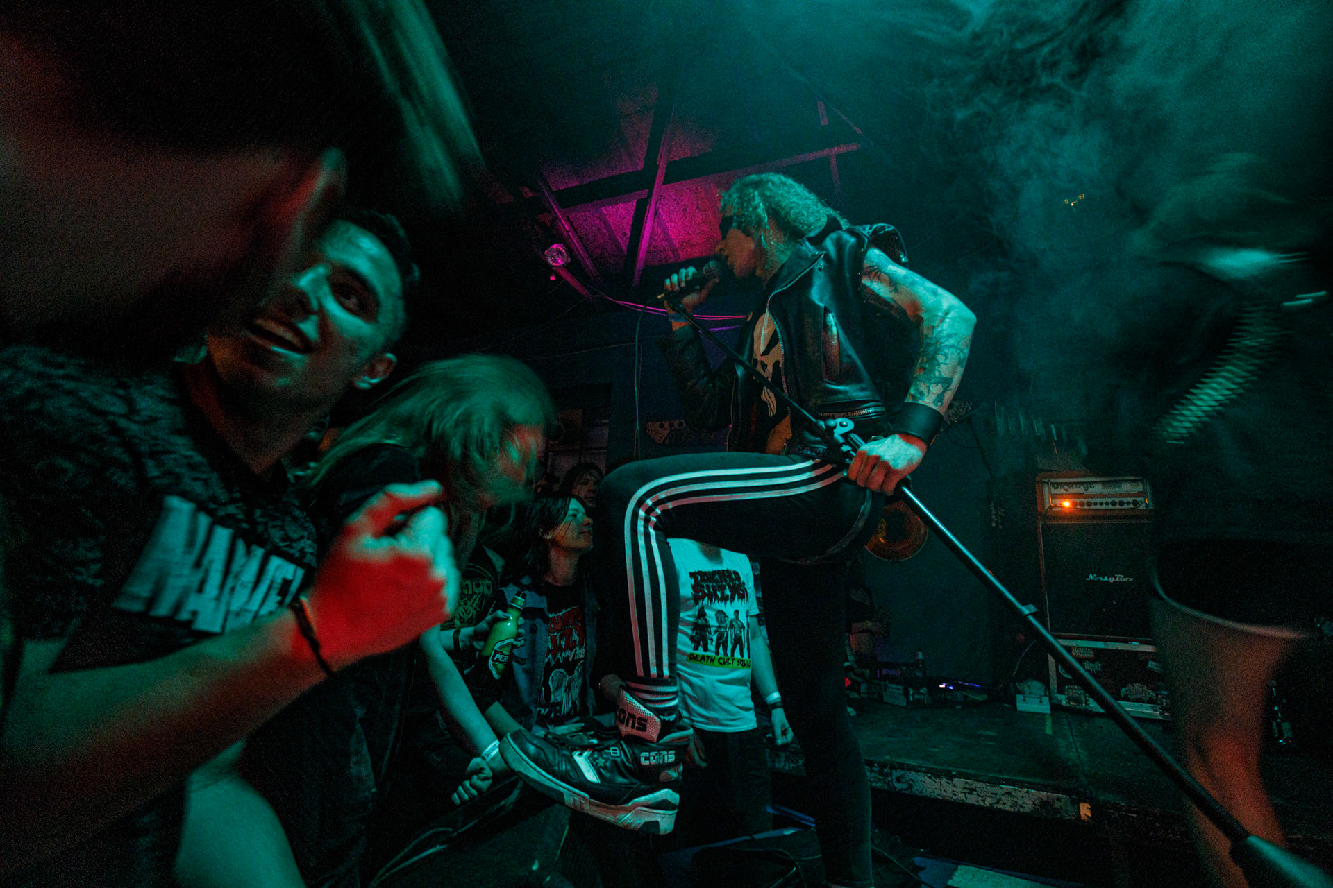 TRUCHŁO STRZYGI (black punk), Gwiezdny Demon - release show,w składzie:Gambit - wokalP. - gitara/wokalAlkatraz - gitara/wokalKaczor - garyMadness - bass/wokalPanass - bass/wokalGolem - nosferatu/wokalCzarownice - tba/wokalChłopaki z baraków polskiego metalu, rozpędzona maszyna do robienia grubego melanżu, gwiezdne trupy, kreatury obrzydlistwa i martwi decydenci podziemia. Prawdopodobnie pierwszy i ostatni raz zagrają całego Demona na żywo, a Ty mordeczko będziesz miał o czym kolegom przy wódce opowiadać.Produkcja Left Hand Soundsfot. Andrzej Wasilkiewicz/kaziq.com