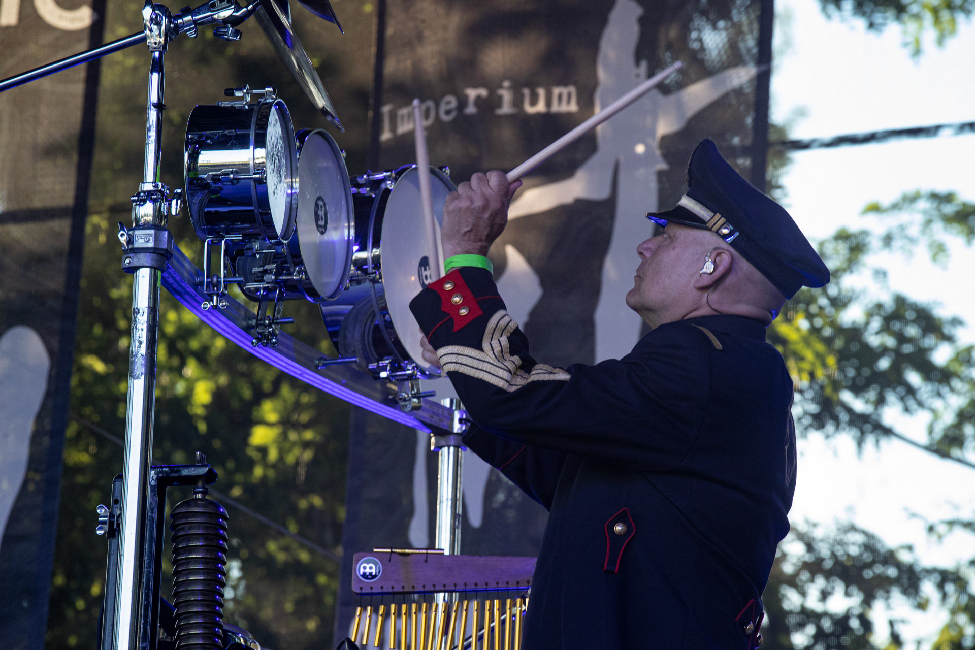 Hunter - postpandemoniczny koncert z okazji XXXV-lecia.Progresja - Gramy do Woli, Warszawa.Arkadiusz „Letki” Letkiewicz – instrumenty perkusyjne.Letnia Scena Progresji.fot. Andrzej Wasilkiewicz/Reporter