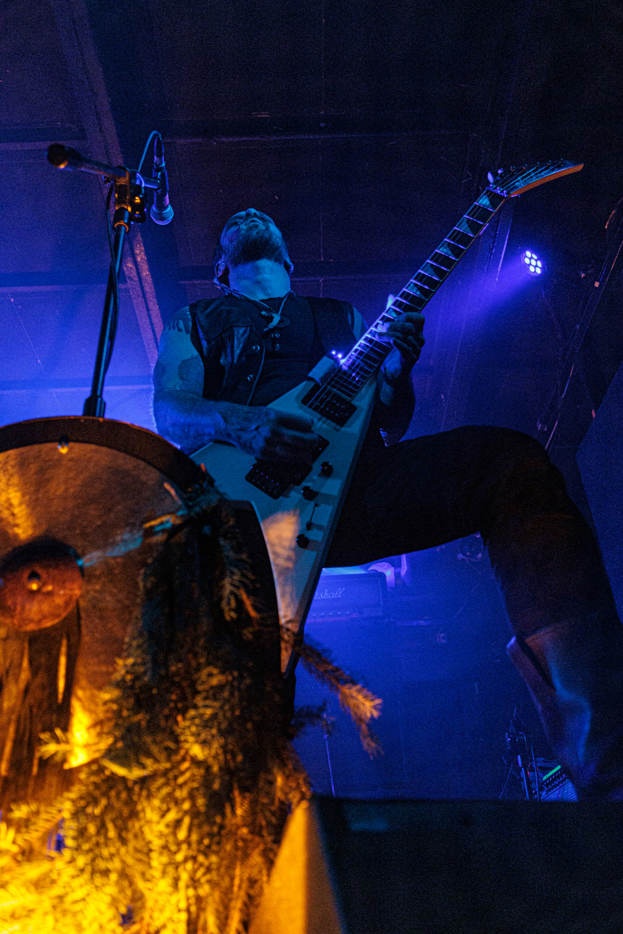 21.10.2022 𝗪𝗢𝗟𝗩𝗘𝗦 𝗜𝗡 𝗧𝗛𝗘 𝗧𝗛𝗥𝗢𝗡𝗘 𝗥𝗢𝗢𝗠 - klimatyczny black metal,  zespół braci Nathana i Aarona Weaverow. Powstal w 2002 roku w Olympia w stanie Waszyngton.  W amerykanskim sercu natury, gor, lasow i jezior, przyroda przeklada sie na atmosfere muzyki WITTR, w ktorej poza blackowymi, jest miejsce na elementy transowe i ambientowe. Wolves In The Throne Room gra bez makijazy, bez kapturow i masek, przy swietle plomieni, co tworzy aure swoistego muzycznego rytualu. Nathan Weaver – guitar, lead vocals,Aaron Weaver – drums, bass, synthesizers,Kody Keyworth – guitar, vocals, Produkcja Knock Out Productions,fot. Andrzej Wasilkiewicz/Reporter