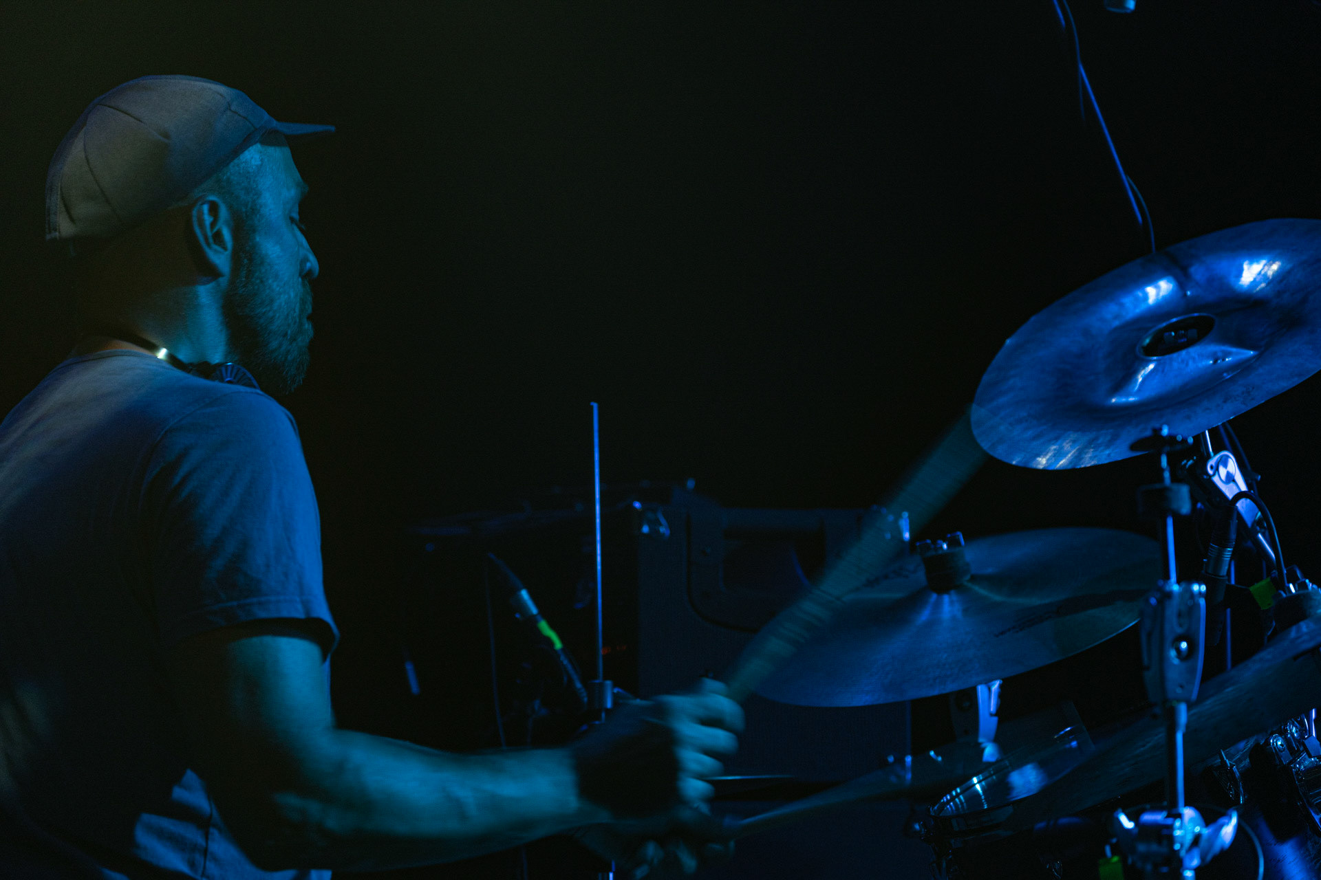 30.08.2022 Fundacja Bezpieczne Niebo wraz z klubem Progresja serdecznie zapraszają na specjalny koncert charytatywny dla Szymona Stankiewicza, który walczy z nowotworem. NiechęćMuzyka Niechęci to jazzowa improwizacja i syntezatorowe brzmienia, które swobodnie przeplatają się z wpływami rocka progresywnego oraz muzyki filmowej. W ich kompozycjach snuje się niezwykle osobista opowieść – mroczna choć nastrojowa, agresywna acz pełna elegancji. Jazgotliwy odjazd rejestrowany ,,na setkę” i zapięty w kaftan najwyższej klasy produkcji studyjnej.Niechęć zagrała setki koncertów w kraju i zagranicą, w tym wystąpiła na wielu znaczących festiwalach: Colours of Ostrava (Czechy), Open’er Festival, Tauron Nowa Muzyka, Copenhagen Jazz Festival (Dania) czy Glimps Festival (Belgia).  Organizacja Progresja i Fundacja Bezpieczne Niebo. fot. Andrzej Wasilkiewicz/kaziq.com