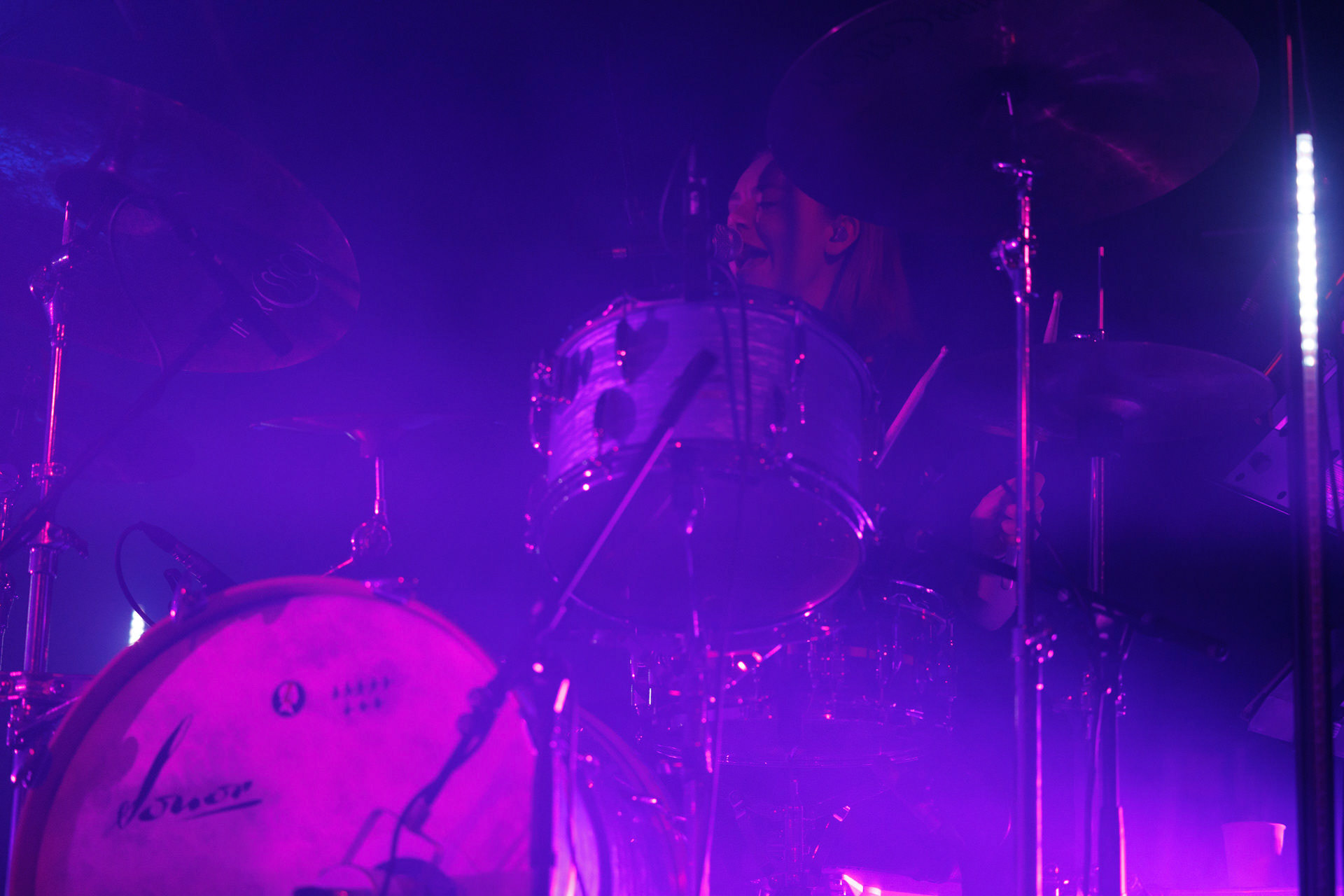 18.12.2021 Karas Rogucki - koncert klub Stodoła - Warszawan/z Wiktoria Jakubowska - perkusja,Alternatywny pop, Kayax, Ostatni bastion romantyzmu, fot. Andrzej Wasilkiewicz/Reporter