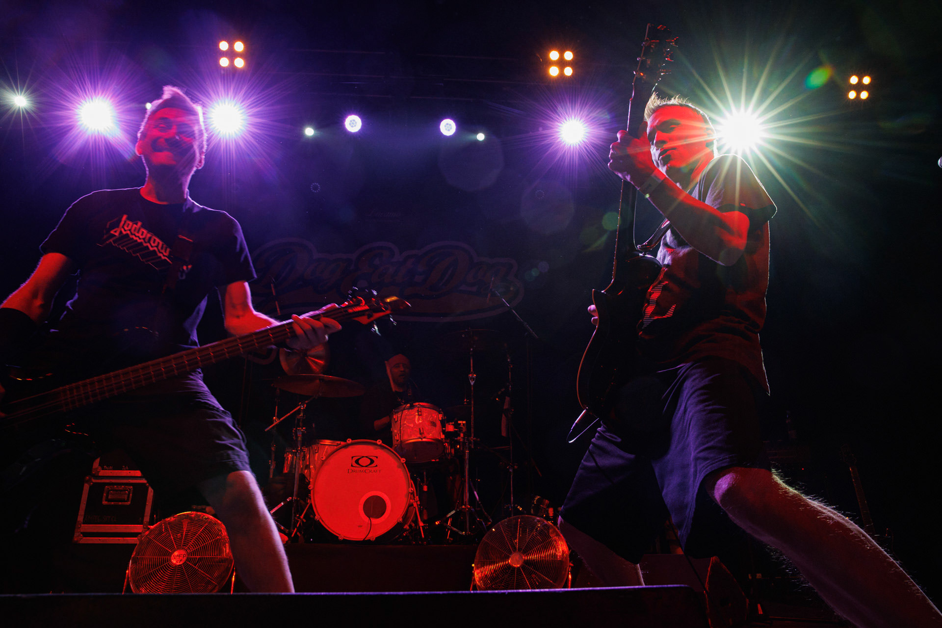 30.11.2021 koncert Dog Eat Dog - USA - hardcore, punkrock, rap, metal, hip hop, reggae, soul, funk,n/z Dave Neabore (bass), n/z Brandon Finley (drums), n/z Roger Hammerli (guitar),koncert Warszawa, Progresja 25 lat albumu Play Games -  Dog Eat Dog.fot. Andrzej Wasilkiewicz/Reporter