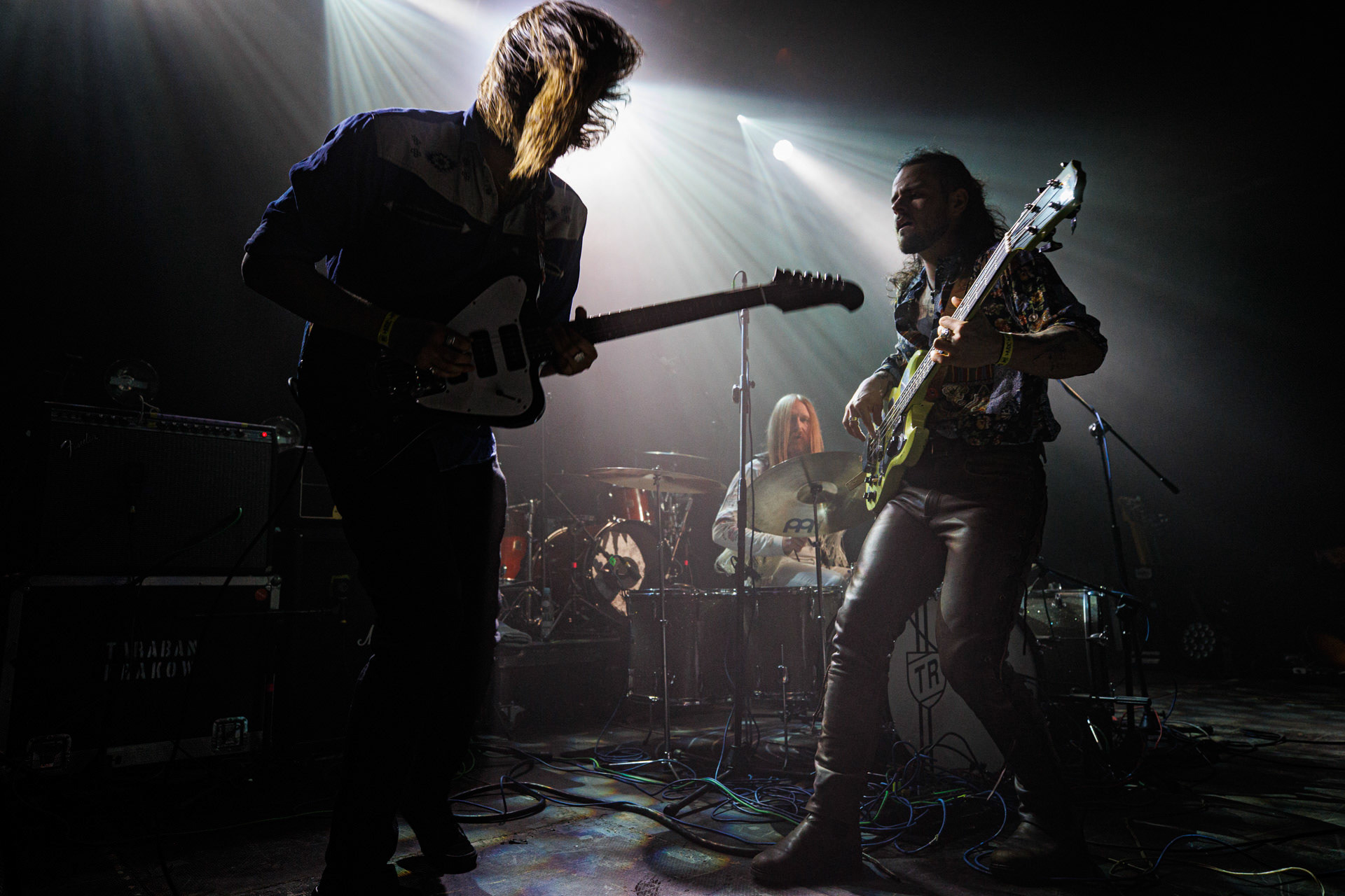 22.01.2022 - Taraban - support Me And That Man, warszawska Progresja.n/z Daniel Suder - wokal, gitara basowa,n/z Maciek Trojanowski - gitara,n/z Kris Gonda - perkusja,Taraban to krakowskie power-trio, bluesa, prog-rocka oraz proto-metal.fot. Andrzej kaziq Wasilkiewicz/Reporter