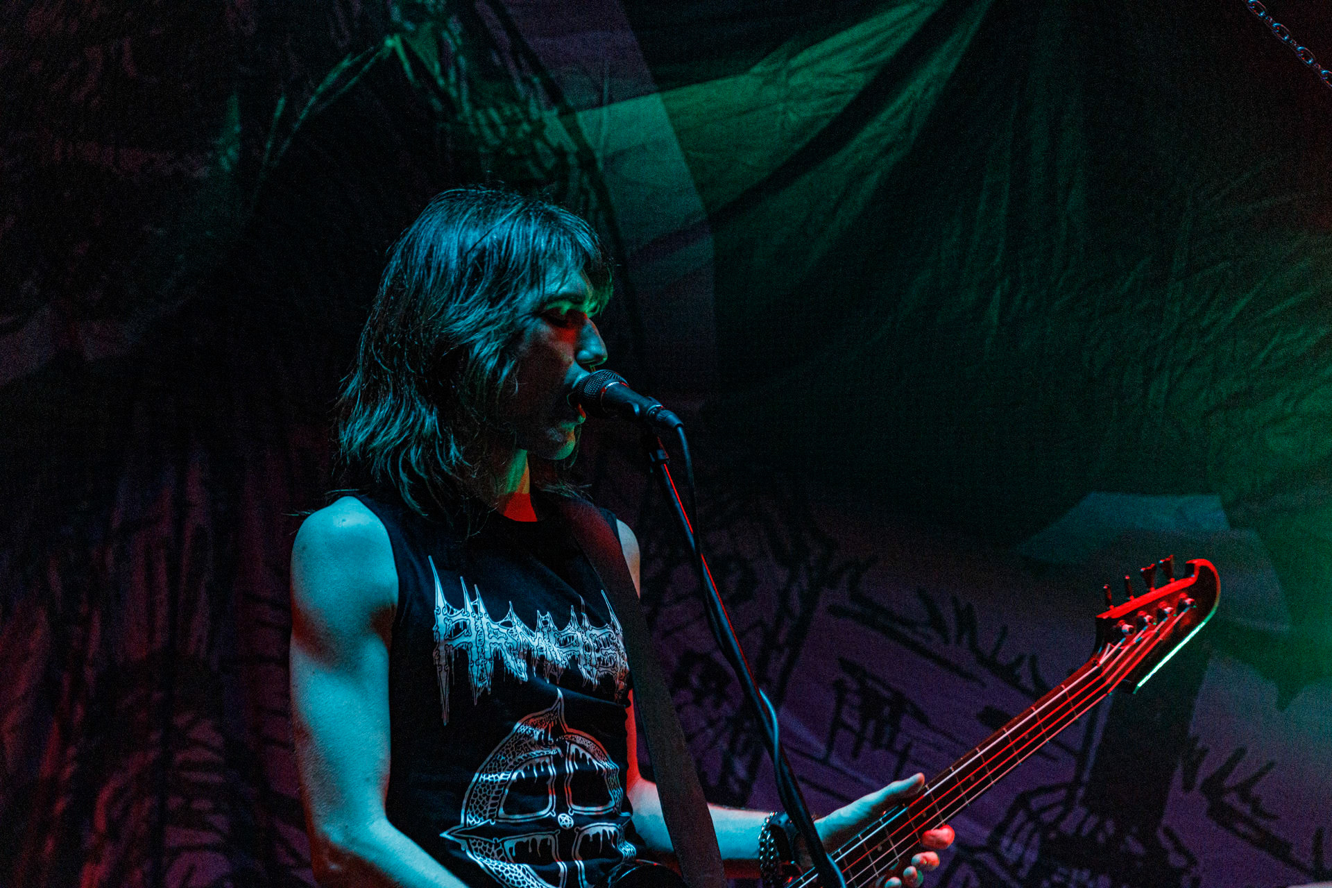 WIELKI MROK (mistyczny black, czarny punk)w składzie:Piącha - bas Czacha - perkusja Szrama - gitara i wokalLokalni wyjadacze od tanich gitar. Maanam dla fanów TANK. Watain dla fanów Budki Suflera. Piją, palą, konia walą i mają w dupie. Czyli tak jak my wszyscy.Produkcja Left Hand Soundsfot. Andrzej Wasilkiewicz/kaziq.com