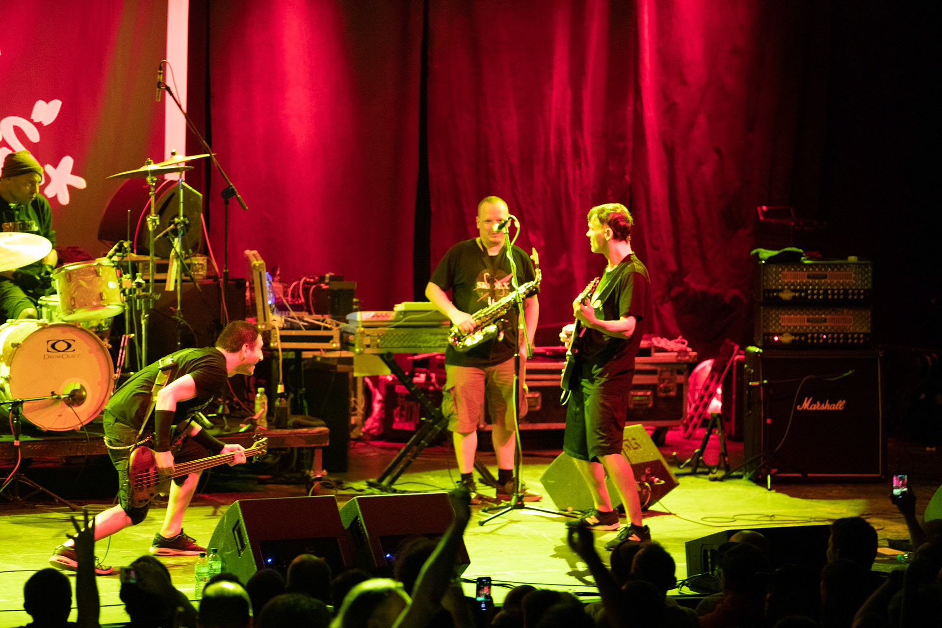 Dog Eat Dog - USA - hardcore, punkrock, rap, metal, hip hop,reggae, soul, funk,
Dave Neabore (bass), 
John Connor (vocals), 
Brandon Finley (drums) 
Roger Hämmerli (guitar)
Bozez (sax & beer)
koncert w Warszawskiej Progresji w ramach trasy 25 lat All Boro Kings zespołu Dog Eat Dog.
fot. Andrzej Wasilkiewicz/Reporter