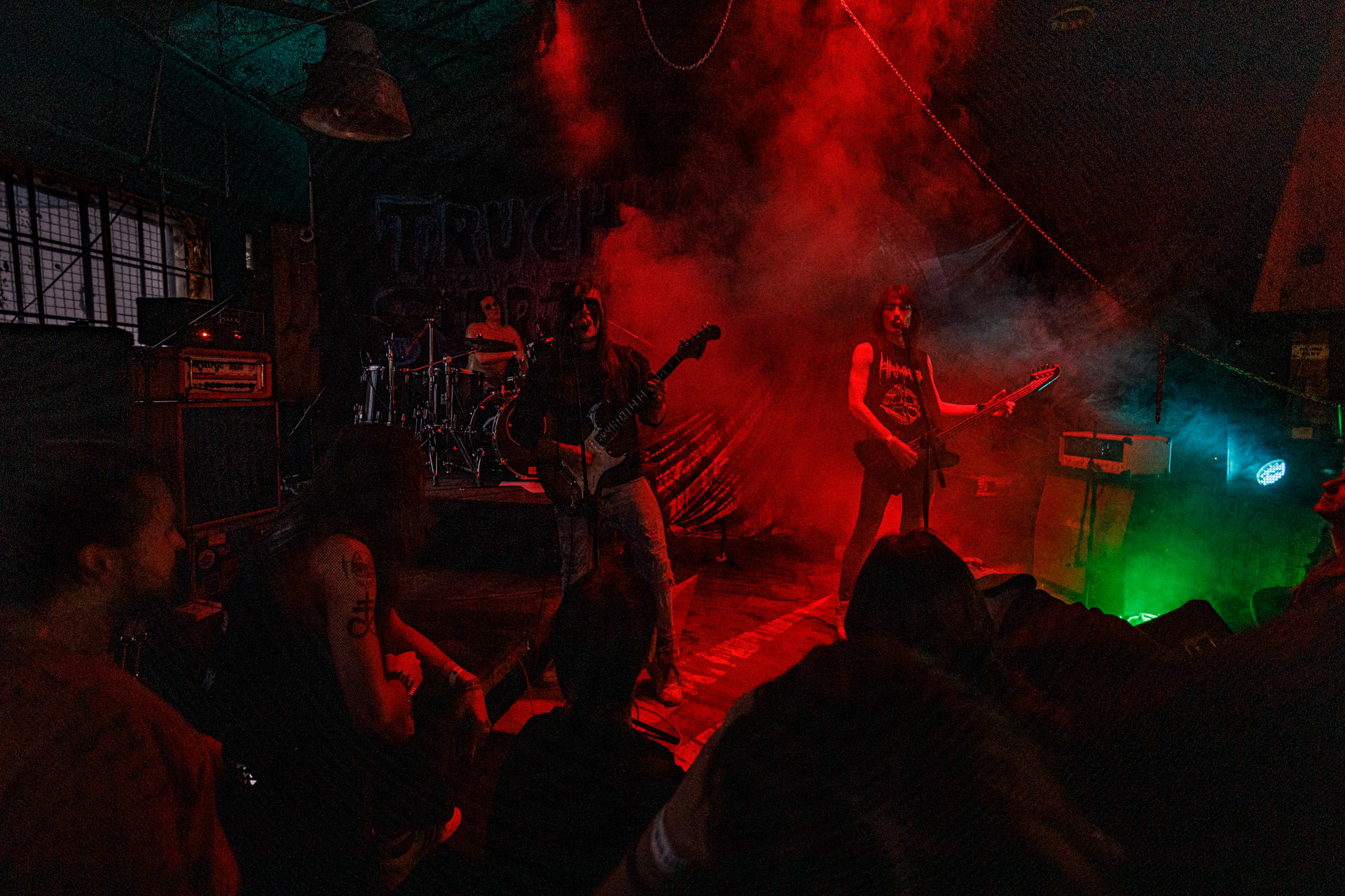 WIELKI MROK (mistyczny black, czarny punk)w składzie:Piącha - bas Czacha - perkusja Szrama - gitara i wokalLokalni wyjadacze od tanich gitar. Maanam dla fanów TANK. Watain dla fanów Budki Suflera. Piją, palą, konia walą i mają w dupie. Czyli tak jak my wszyscy.Produkcja Left Hand Soundsfot. Andrzej Wasilkiewicz/kaziq.com