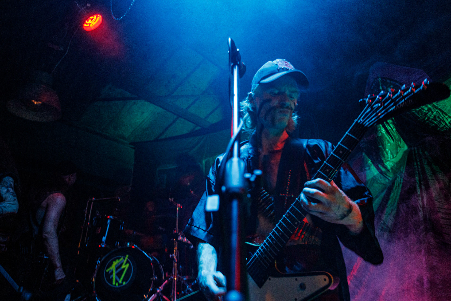 TRUCHŁO STRZYGI (black punk), Gwiezdny Demon - release show,w składzie:Gambit - wokalP. - gitara/wokalAlkatraz - gitara/wokalKaczor - garyMadness - bass/wokalPanass - bass/wokalGolem - nosferatu/wokalCzarownice - tba/wokalChłopaki z baraków polskiego metalu, rozpędzona maszyna do robienia grubego melanżu, gwiezdne trupy, kreatury obrzydlistwa i martwi decydenci podziemia. Prawdopodobnie pierwszy i ostatni raz zagrają całego Demona na żywo, a Ty mordeczko będziesz miał o czym kolegom przy wódce opowiadać.Produkcja Left Hand Soundsfot. Andrzej Wasilkiewicz/kaziq.com
