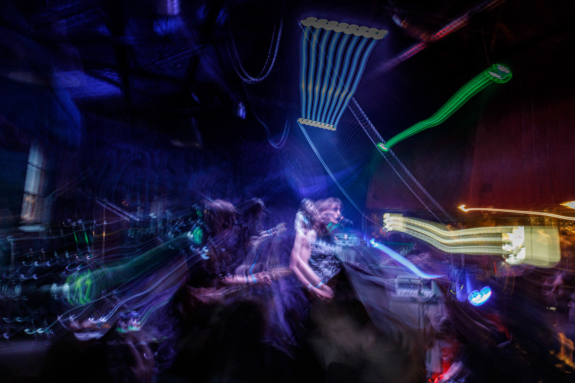 WIELKI MROK (mistyczny black, czarny punk)w składzie:Piącha - bas Czacha - perkusja Szrama - gitara i wokalLokalni wyjadacze od tanich gitar. Maanam dla fanów TANK. Watain dla fanów Budki Suflera. Piją, palą, konia walą i mają w dupie. Czyli tak jak my wszyscy.Produkcja Left Hand Soundsfot. Andrzej Wasilkiewicz/kaziq.com