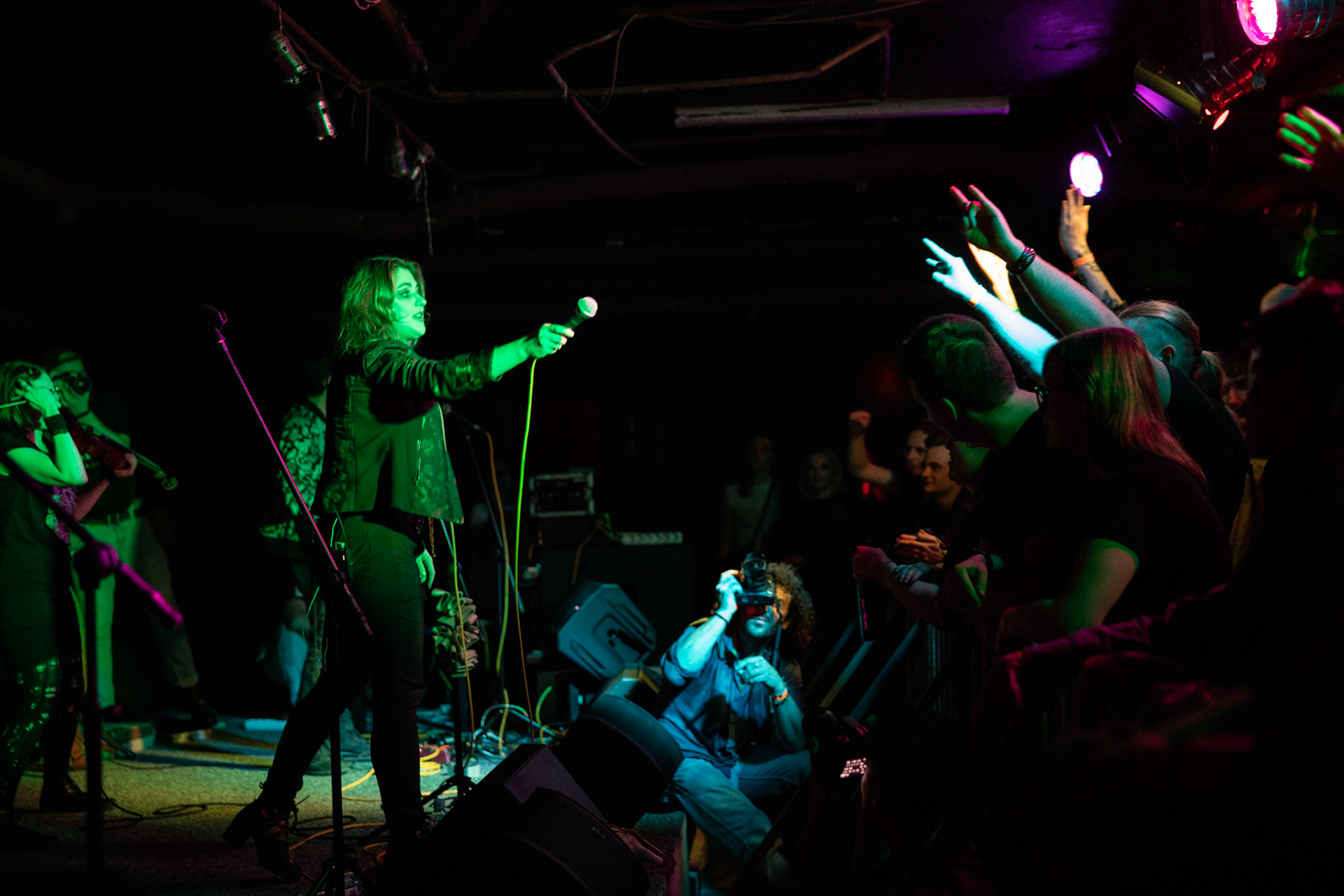 Żywiołak - biometal, folk, ethno sound,
Robert Jaworski - fidel renesansowa, wokal, lira korbowa,
Kamil Strzyżewski - gitara basowa, lutnia,
Wiktoria Kwiatkowska - śpiew, 
Zuza Ciszewska - śpiew, skrzypce,
Michał Lange - perkusja,
Szyszka Leśna - skrzypce ,wokal wspomagający,
Warszawa, klub Potok Drugi Dom Ludzi Rocka,
fot. Andrzej kaziq Wasilkiewicz